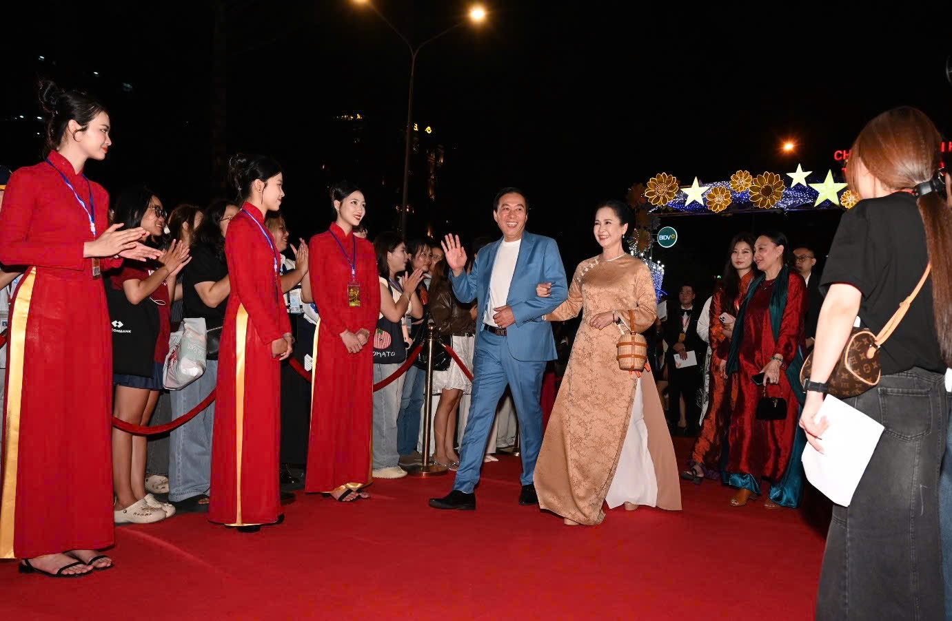 Vợ chồng Thu Trang – Tiến Luật, Lý Hải – Minh Hà đẹp đôi thảm đỏ - Ảnh 10.