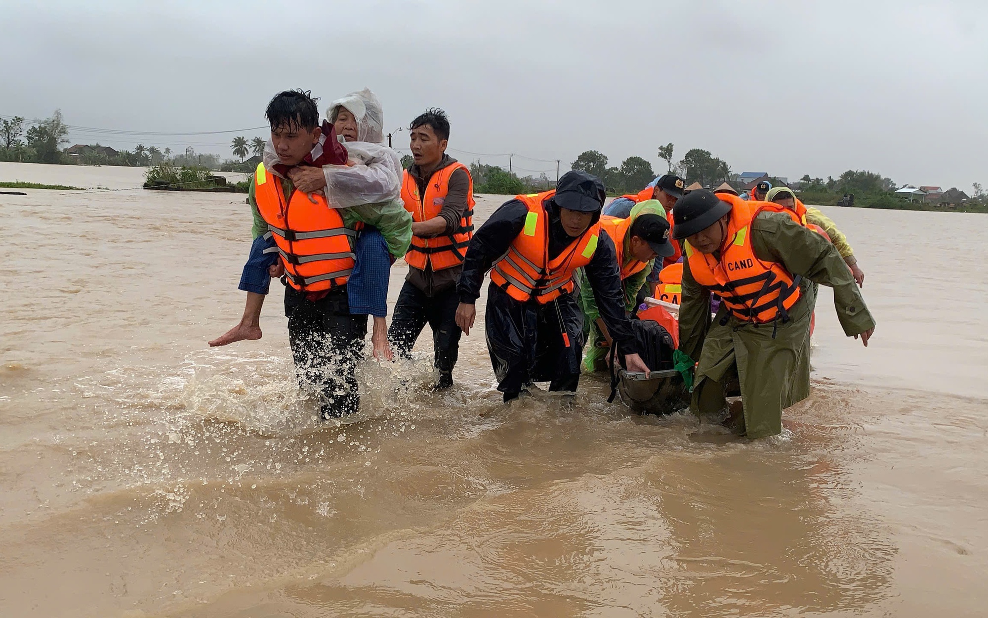 Đắk Lắk cấm lưu thông qua cầu Giang Sơn do sạt lở hàm ếch nghiêm trọng - Ảnh 3.