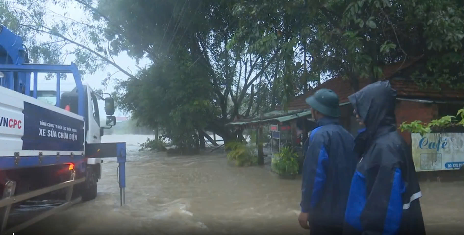 Khôi phục điện cho 881 . 000 Khách hàng miền Trung sau mưa lũ nghiêm trọng - Ảnh 2.