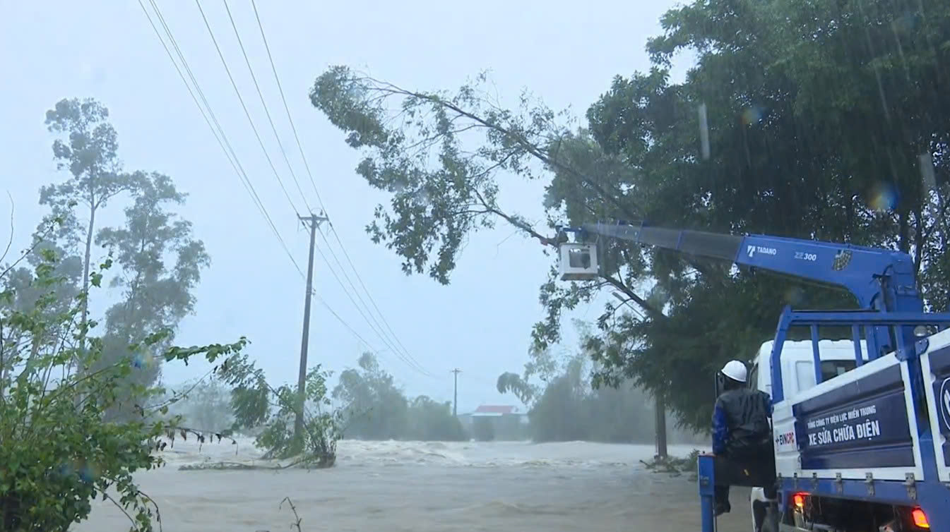 Khôi phục điện cho 881 . 000 Khách hàng miền Trung sau mưa lũ nghiêm trọng - Ảnh 11.