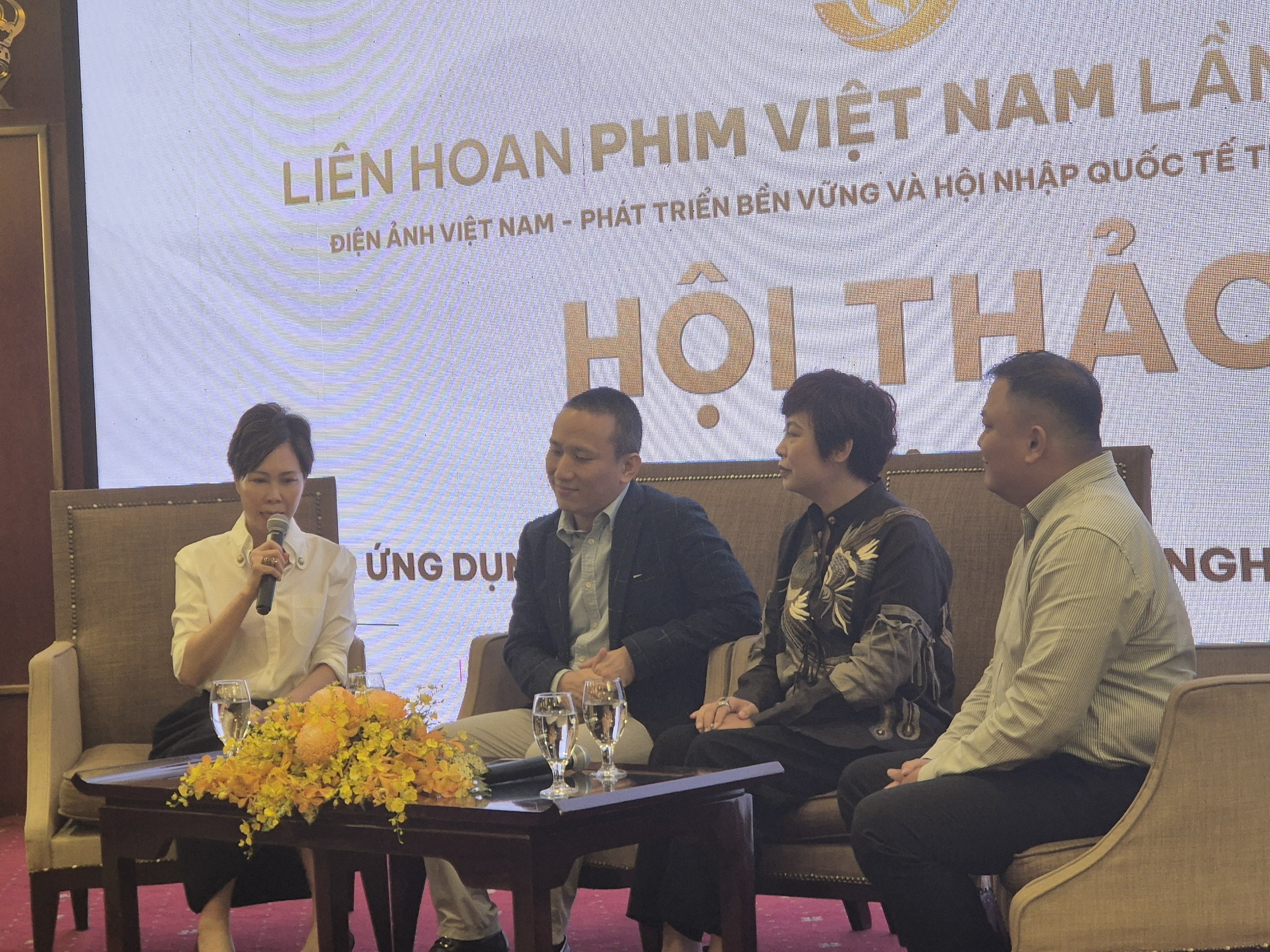 NSƯT Đặng Thái Huyền đáp trả quan điểm "Mưa đỏ" là "chiếc áo quá rộng"! - Ảnh 1.