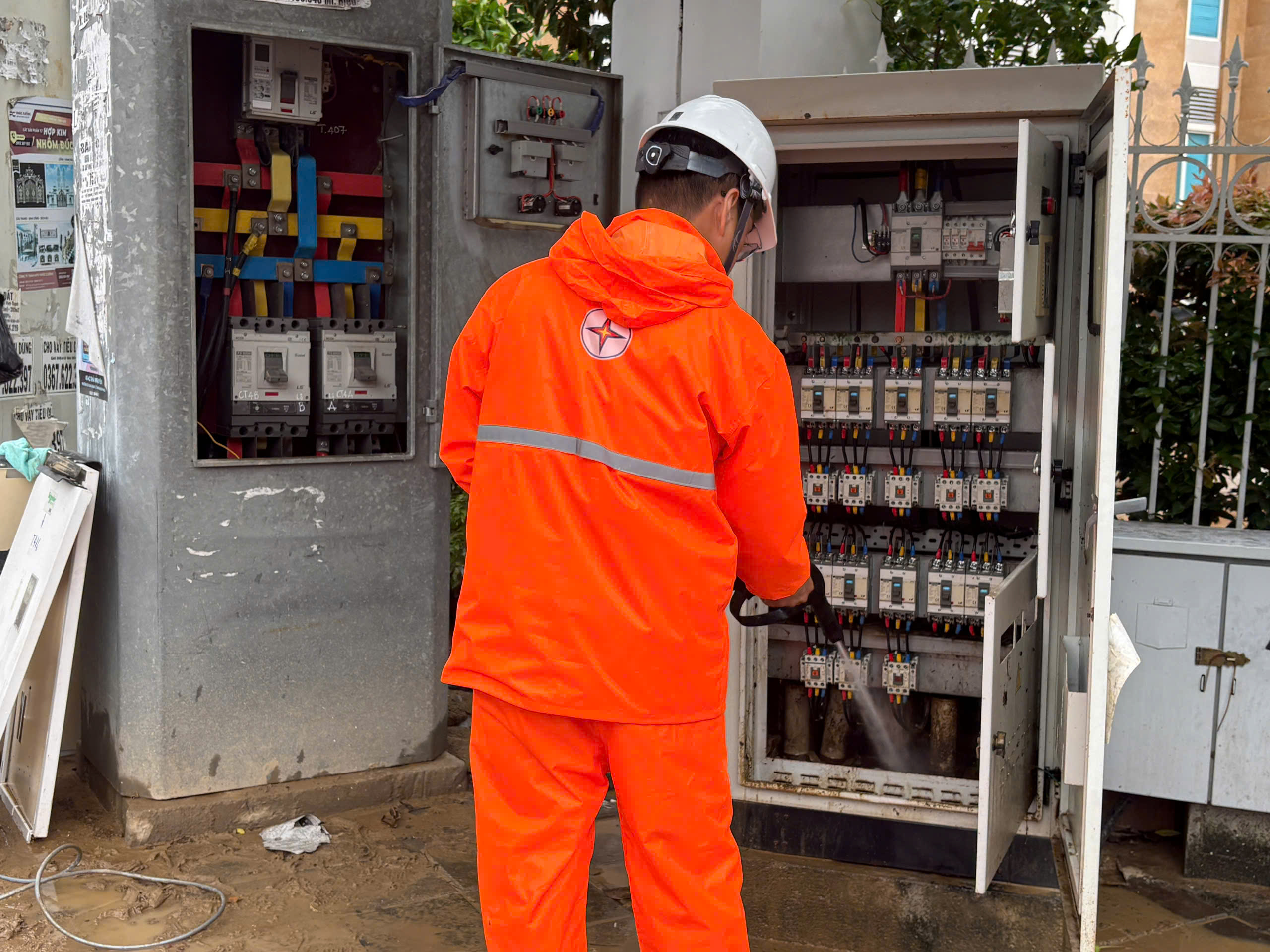Khôi phục điện cho 881 . 000 Khách hàng miền Trung sau mưa lũ nghiêm trọng - Ảnh 7.