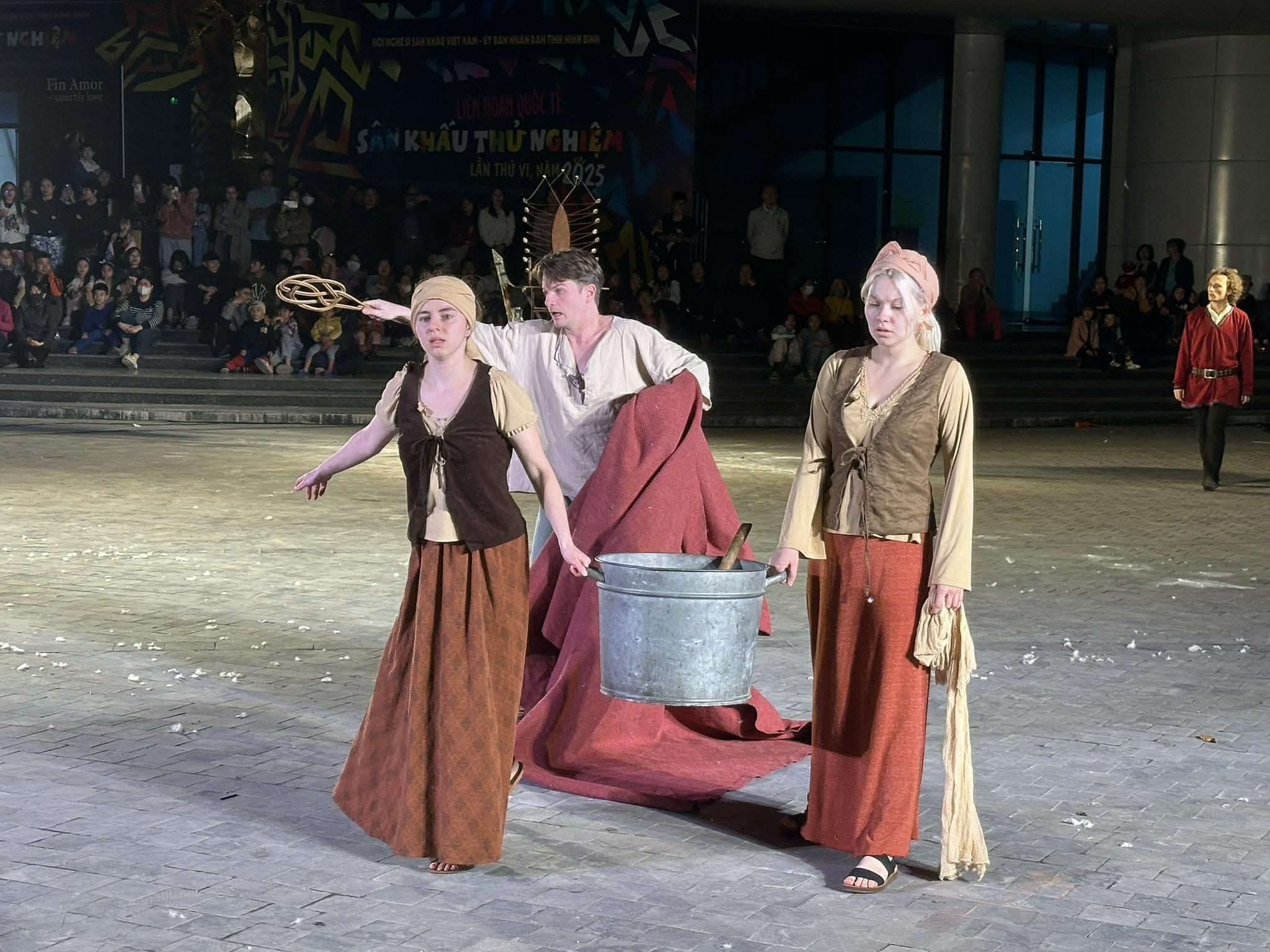 "Mối tình thi vị" – Khi sân khấu bước ra đường phố để chạm vào trái tim cộng đồng - Ảnh 4.