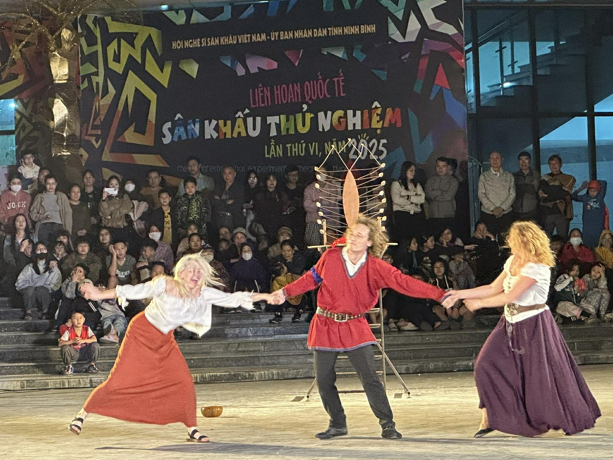 "Mối tình thi vị" – Khi sân khấu bước ra đường phố để chạm vào trái tim cộng đồng - Ảnh 5.