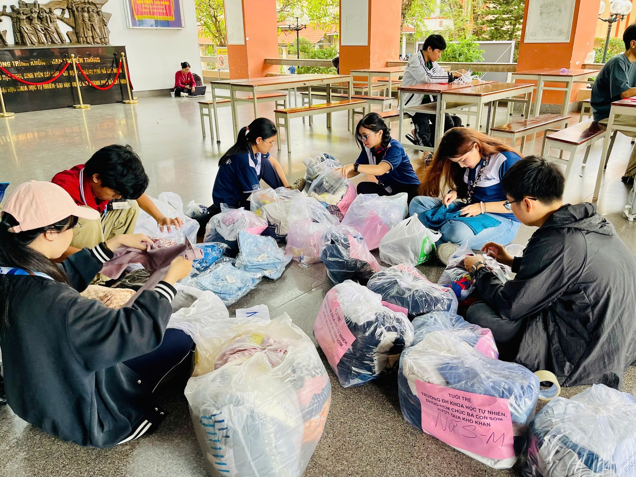 Hàng loạt trường ĐH ở TP HCM mở chiến dịch hỗ trợ đồng bào vùng lũ - Ảnh 1.