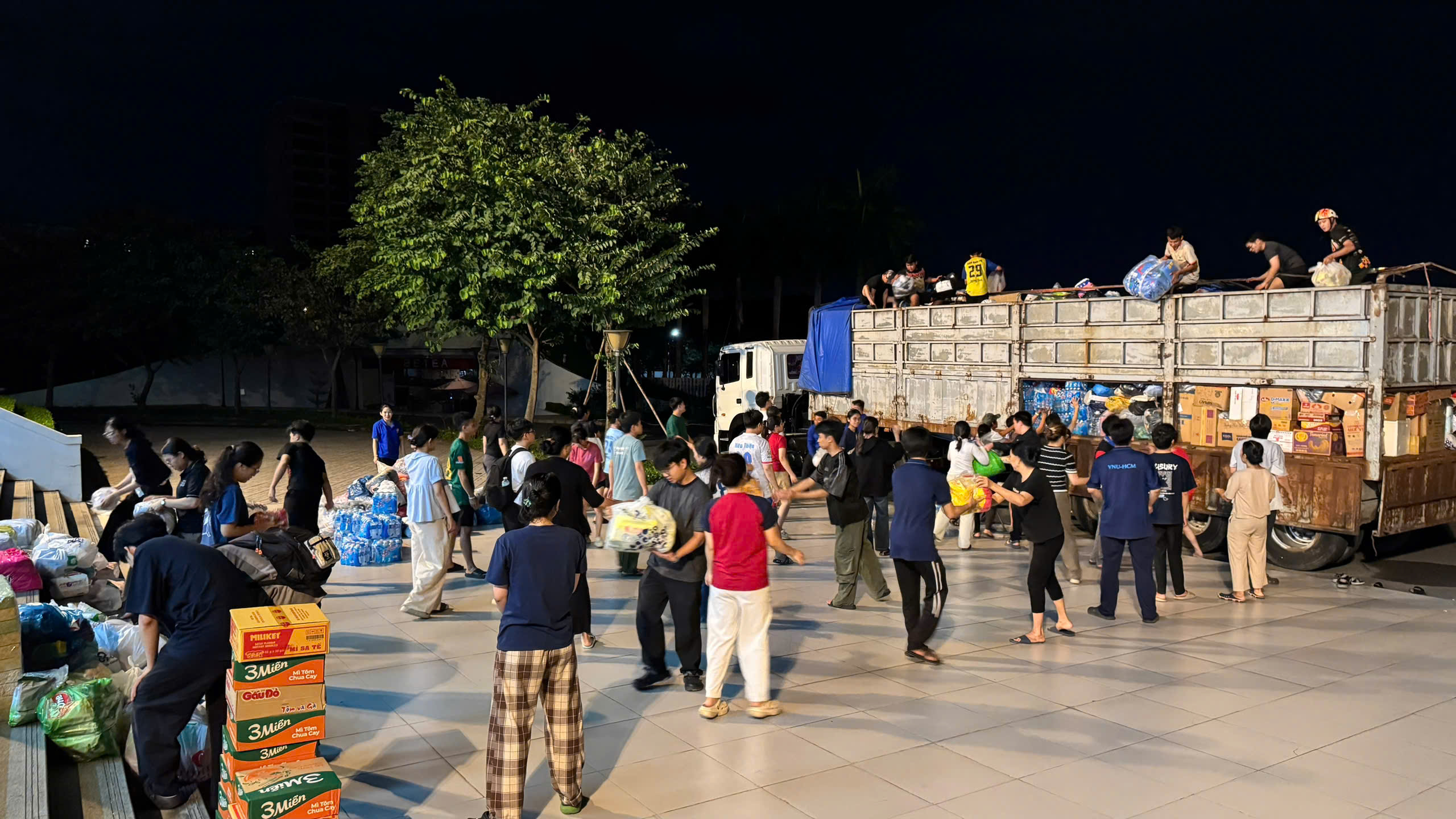 TPHCM không ngủ vì miền Trung thân yêu - Ảnh 19.