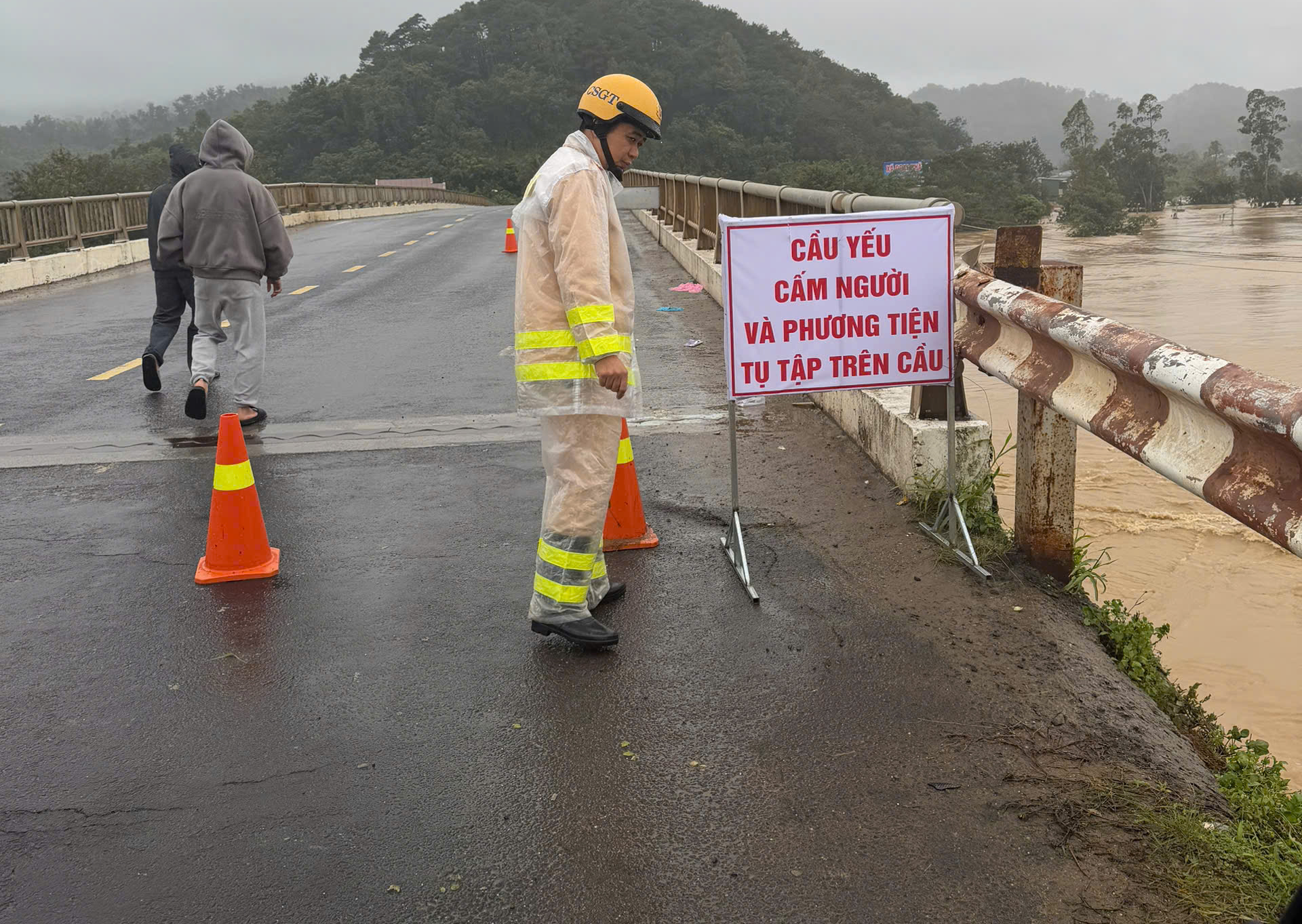 Đắk Lắk cấm lưu thông qua cầu Giang Sơn do sạt lở hàm ếch nghiêm trọng - Ảnh 2.