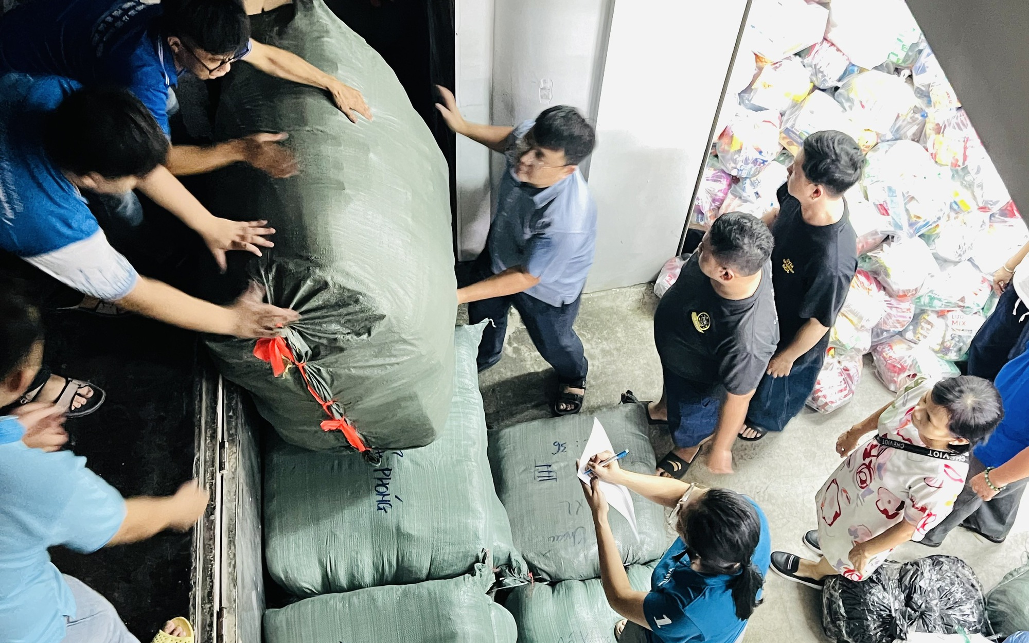 TP HCM đang ưu tiên tiếp nhận loại hàng hóa cứu trợ nào? - Ảnh 2.