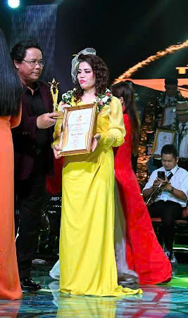 Ca sĩ Bích Ngọc: Xúc động khi nhận giải thưởng Ca sĩ được yêu thích nhất. - Ảnh 2.