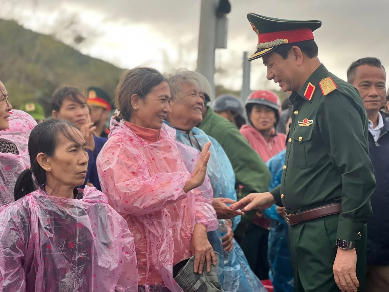 Đại tướng Phan Văn Giang: Không để người dân vùng lũ bị bỏ lại phía sau - Ảnh 1. Đại tướng Phan Văn Giang: Không để người dân vùng lũ bị bỏ lại phía sau - Ảnh 1.