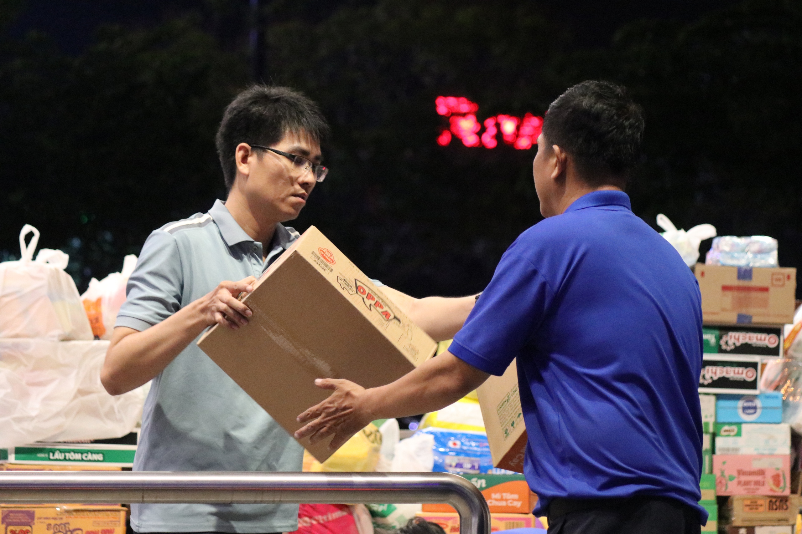 TPHCM không ngủ vì miền Trung thân yêu - Ảnh 13.