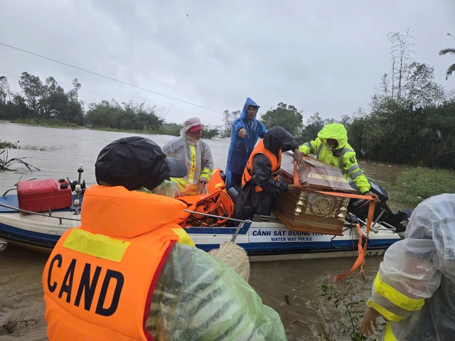 Mưa lũ miền Trung: 68 Người chết và thiệt hại kinh tế 8 . 980 Tỉ đồng - Ảnh 1.
