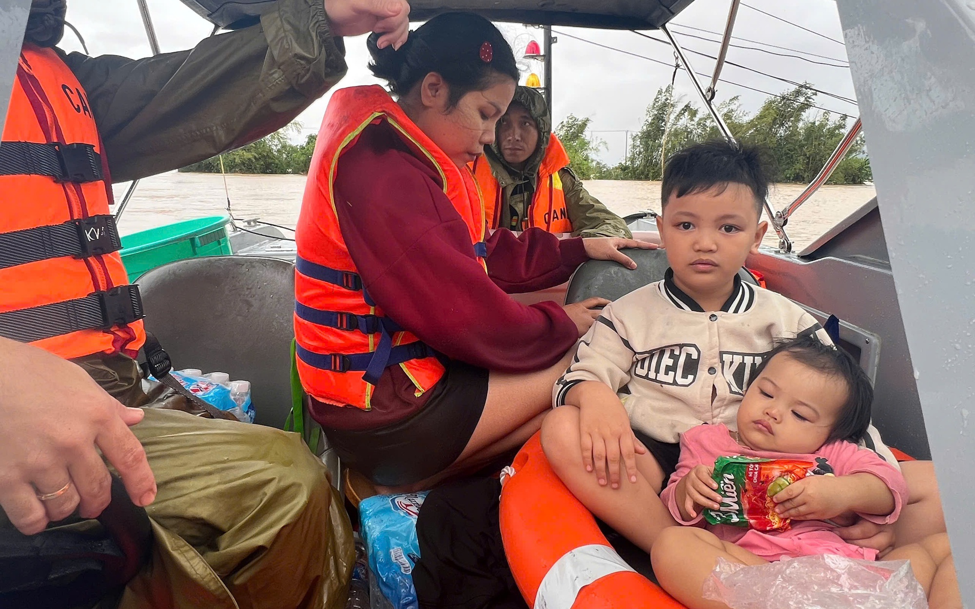 Đội cứu nạn 22 người mất tích 4 ngày giữa lũ dữ tại Đắk Lắk - Ảnh 6.