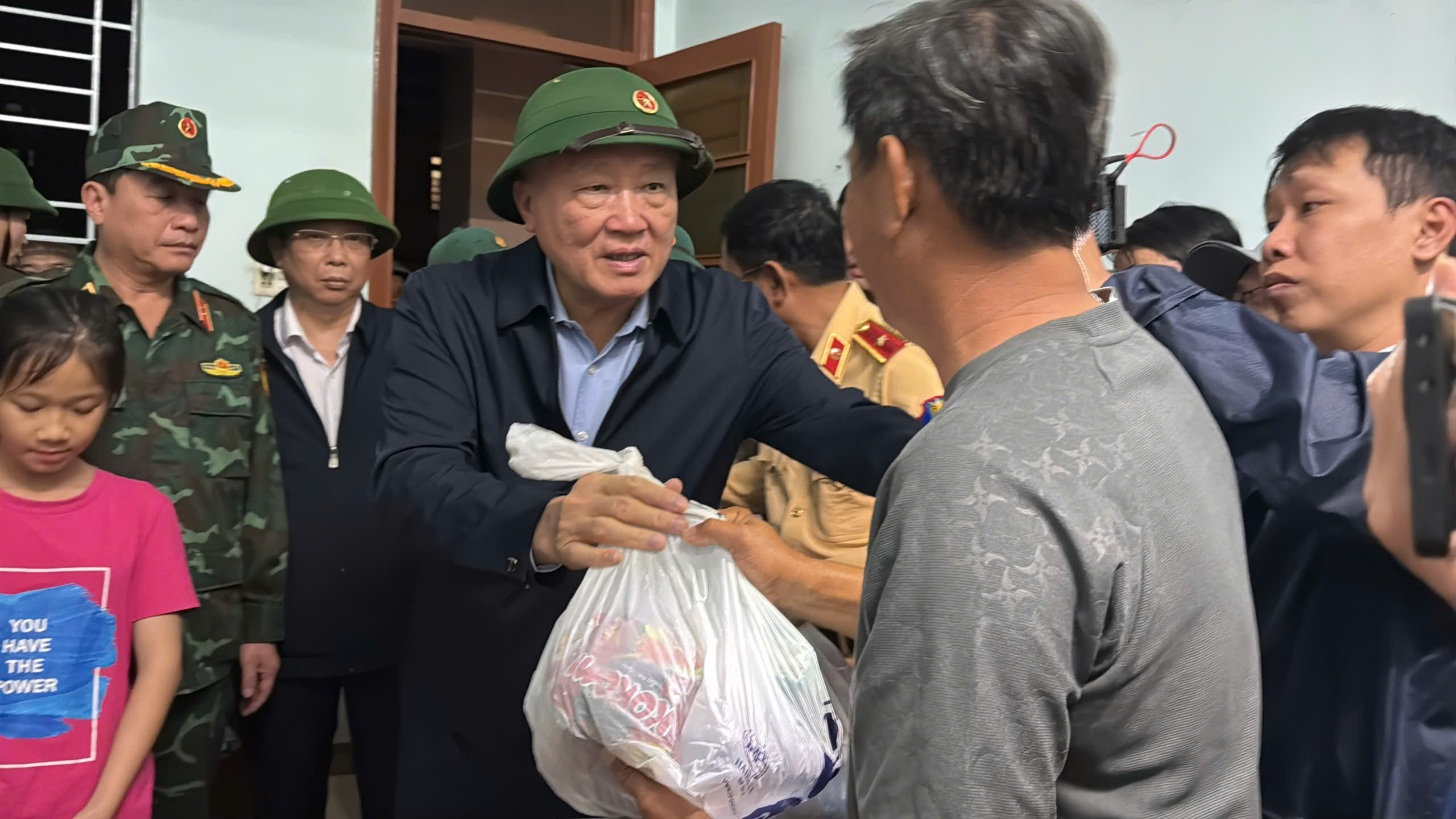 Phó Thủ tướng nguyễn hòa bình thăm hỏi người dân vùng lũ và hỗ trợ nhu yếu phẩm - Ảnh 2.