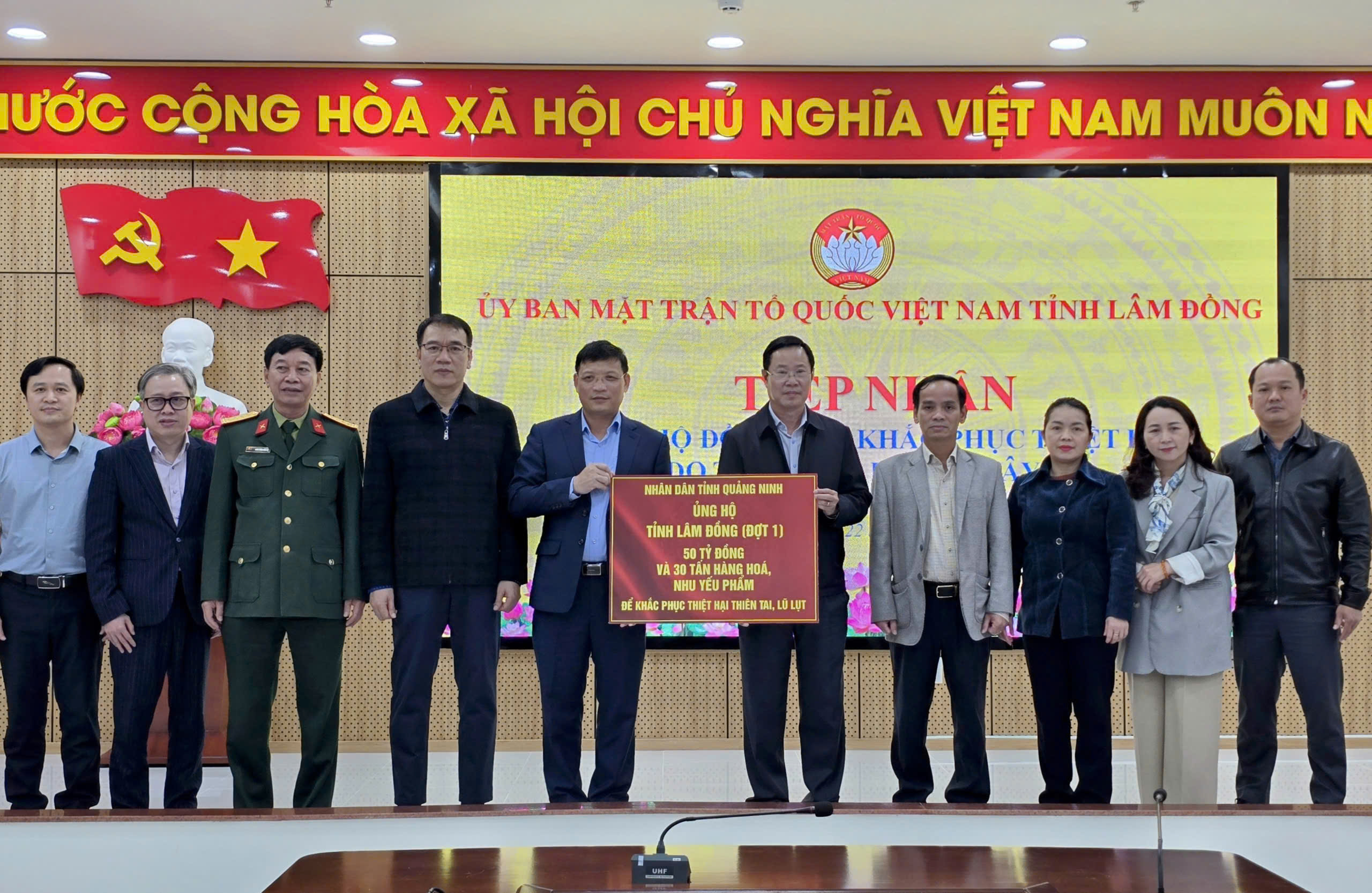 Quảng Ninh trao hỗ trợ Lâm Đồng 50 tỉ đồng khắc phục mưa lũ - Ảnh 1.