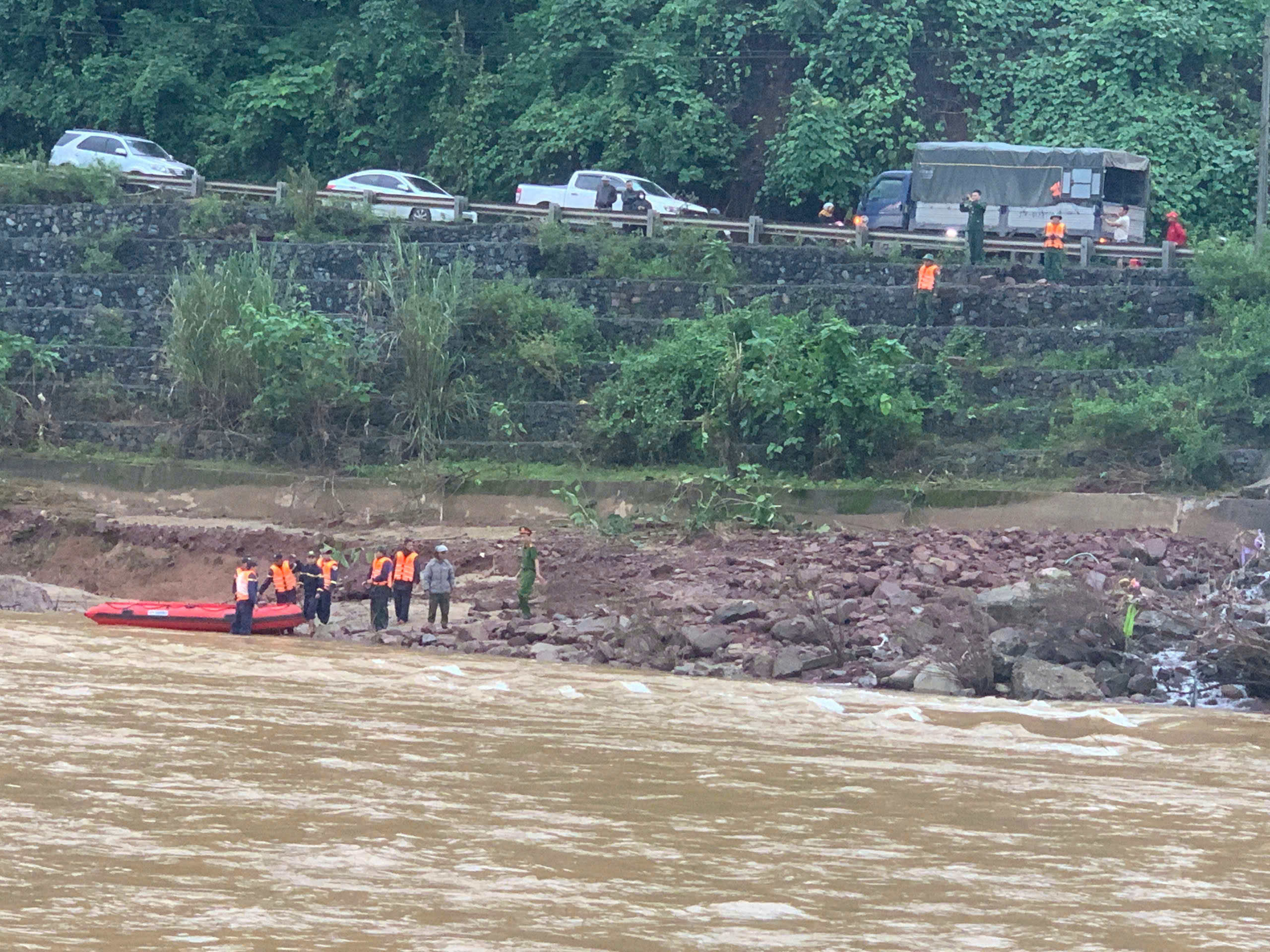 Tìm thấy thi thể tài xế xe đầu kéo bị lũ cuốn trôi ở Quảng Trị - Ảnh 1.