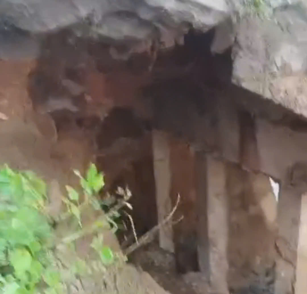 Đắk Lắk cấm lưu thông qua cầu Giang Sơn do sạt lở hàm ếch nghiêm trọng - Ảnh 1.