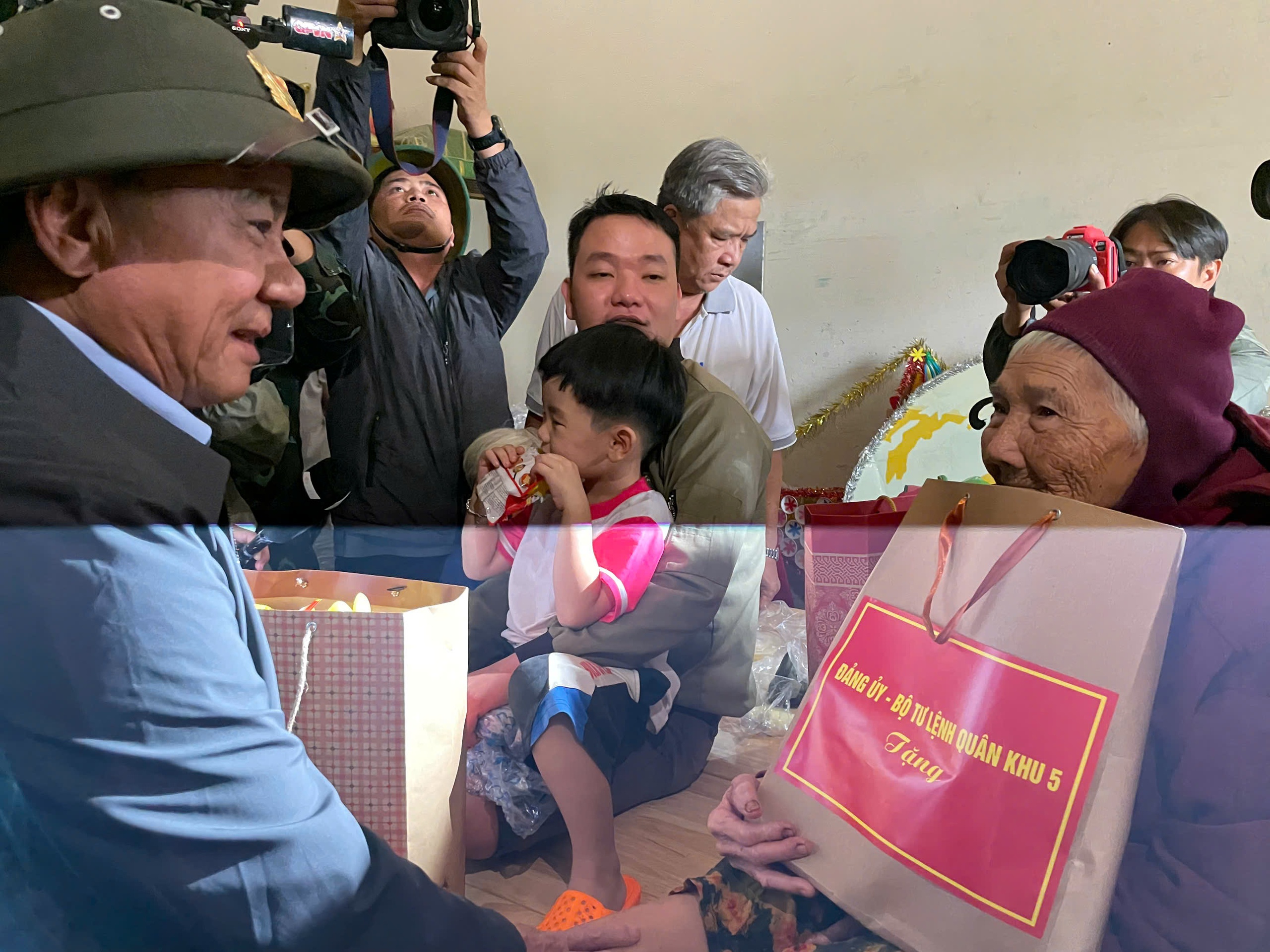 Bí thư Thành ủy TP HCM Trần Lưu Quang trực tiếp đến vùng lũ Khánh Hòa - Ảnh 7.