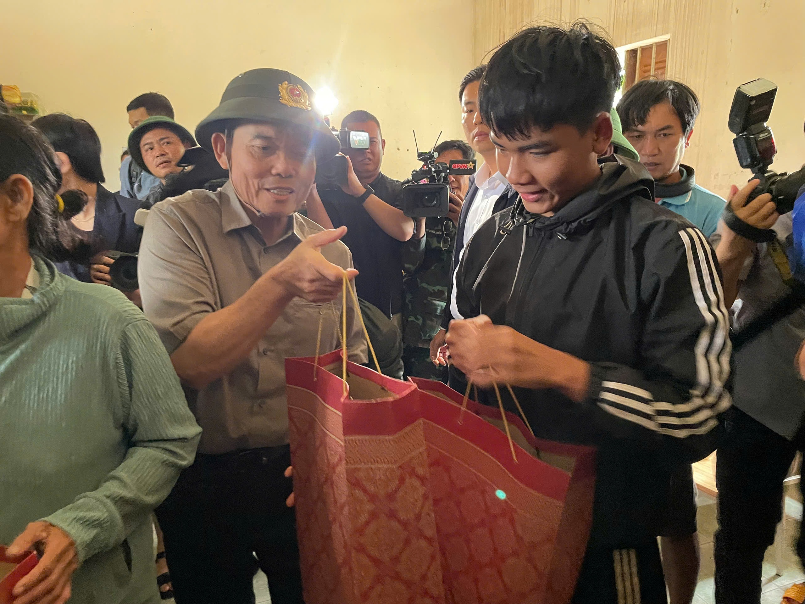 Bí thư Thành ủy TP HCM Trần Lưu Quang trực tiếp đến vùng lũ Khánh Hòa - Ảnh 2.