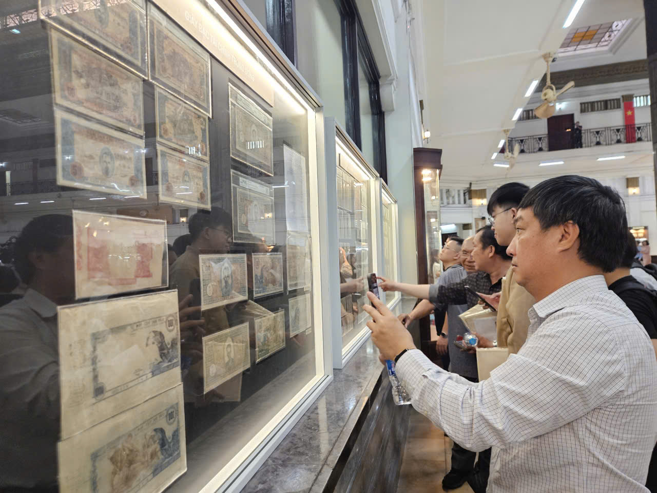 हो ची मिन्ह सिटी में वियतनामी सिक्कों की प्रदर्शनी राष्ट्रीय इतिहास की यात्रा को दर्शाती है - फोटो 10. Triển lãm Đồng tiền Việt Nam tại TP HCM khám phá Hành trình lịch sử dân tộc - Ảnh 10.