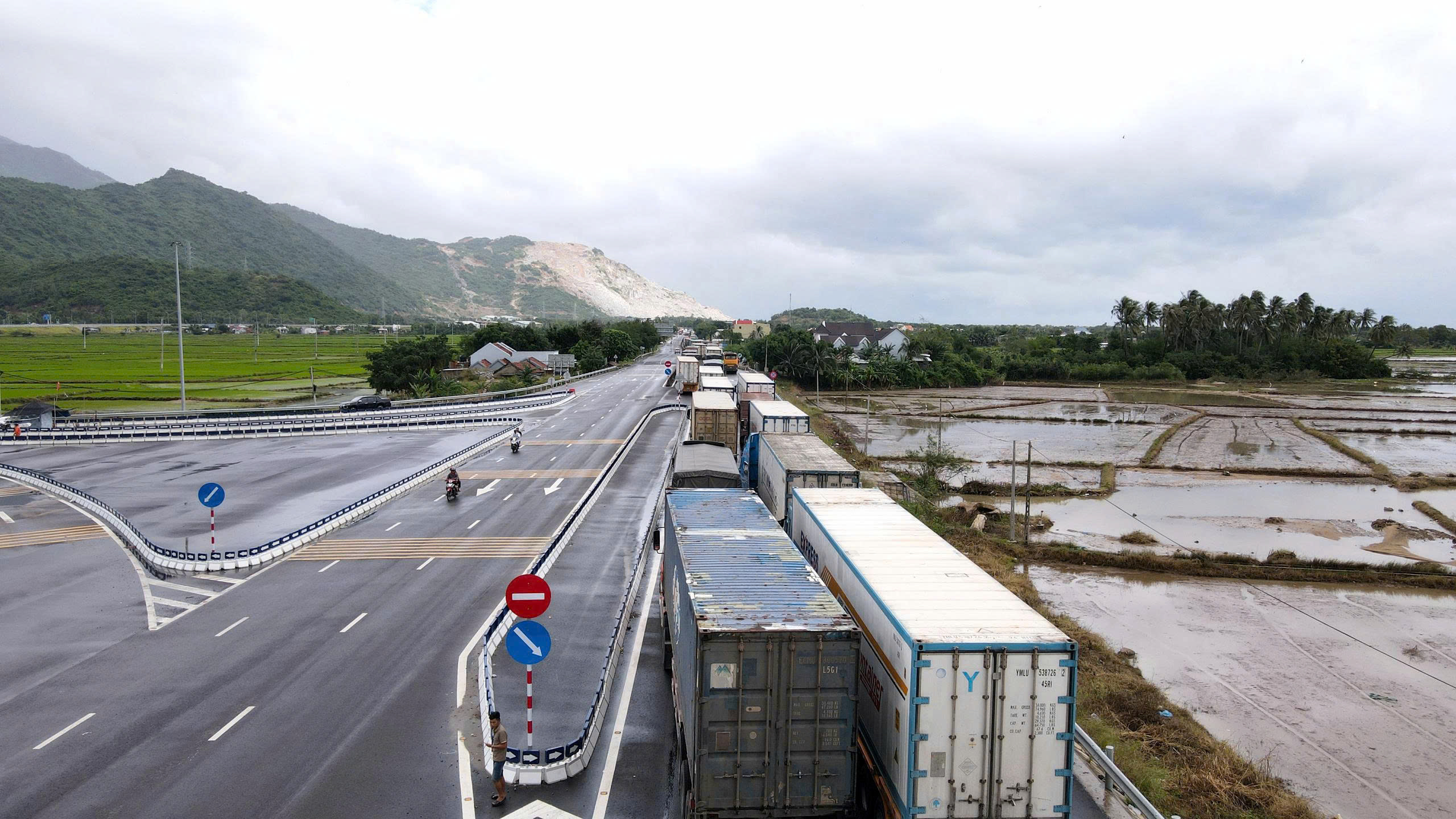 Khánh Hòa: Đèo Khánh Lê nứt toác, Quốc lộ 1 tê liệt - Ảnh 2.