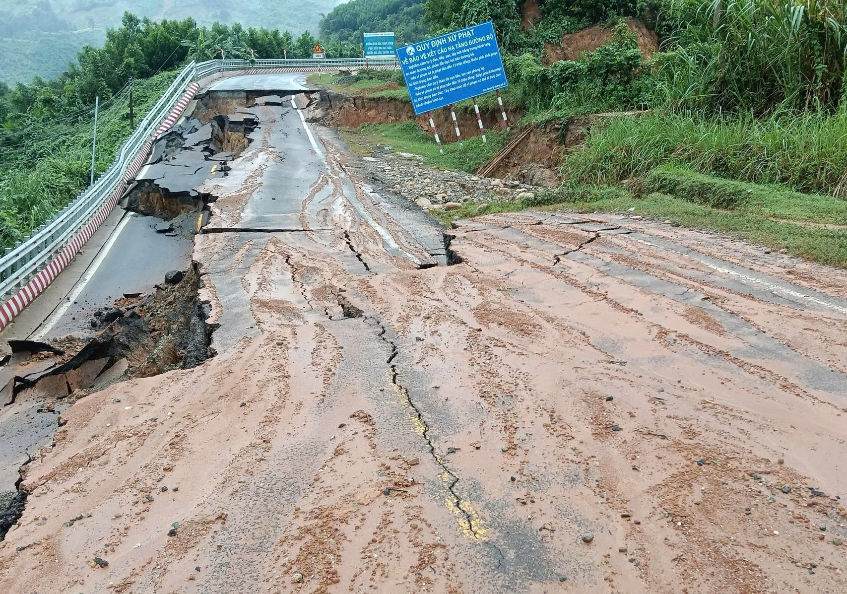 Khánh Hòa: Đèo Khánh Lê nứt toác, Quốc lộ 1 tê liệt - Ảnh 1.