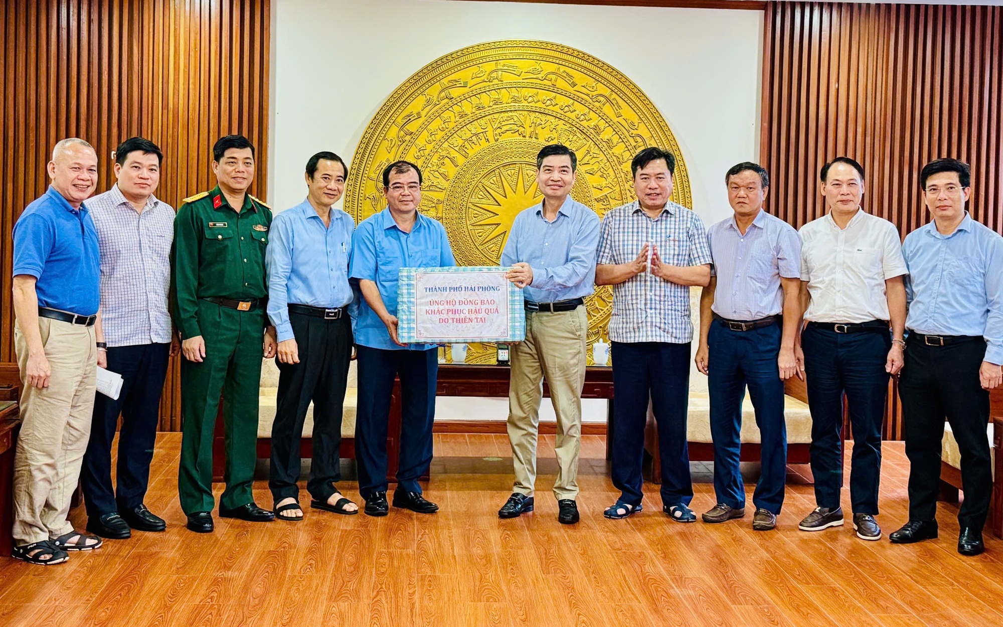 Cảnh người dân ùn ùn đi sửa xe tại tiệm sửa xe quá tải sau lũ dữ ở Đắk Lắk - Ảnh 3.