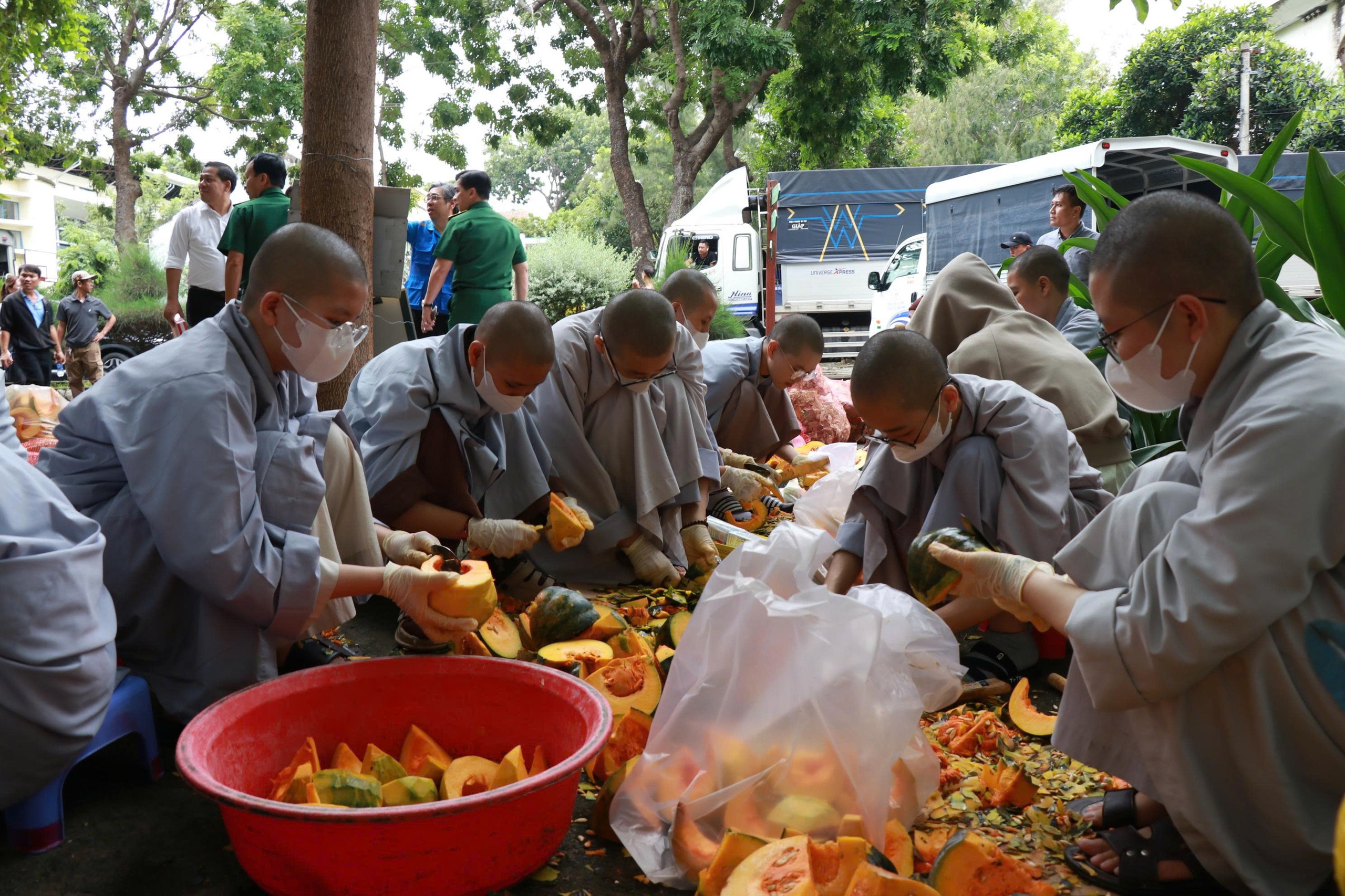Thành phố Hồ Chí Minh hỗ trợ Khánh Hòa khắc phục thiệt hại mưa lũ - Ảnh 6.