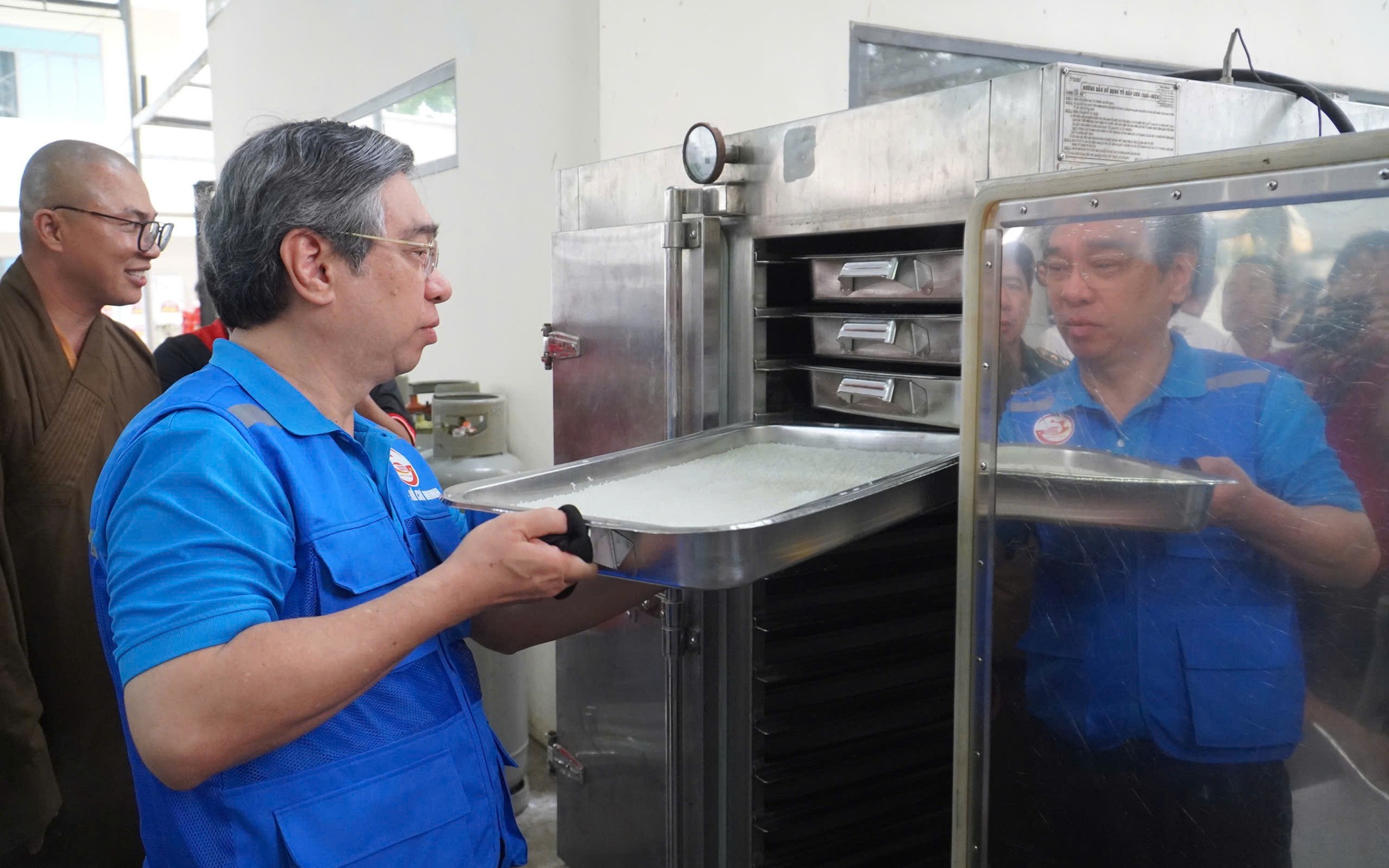 Sở Khoa học và Công nghệ TPHCM hỗ trợ Khánh Hòa khắc phục hậu quả bão lũ - Ảnh 3.