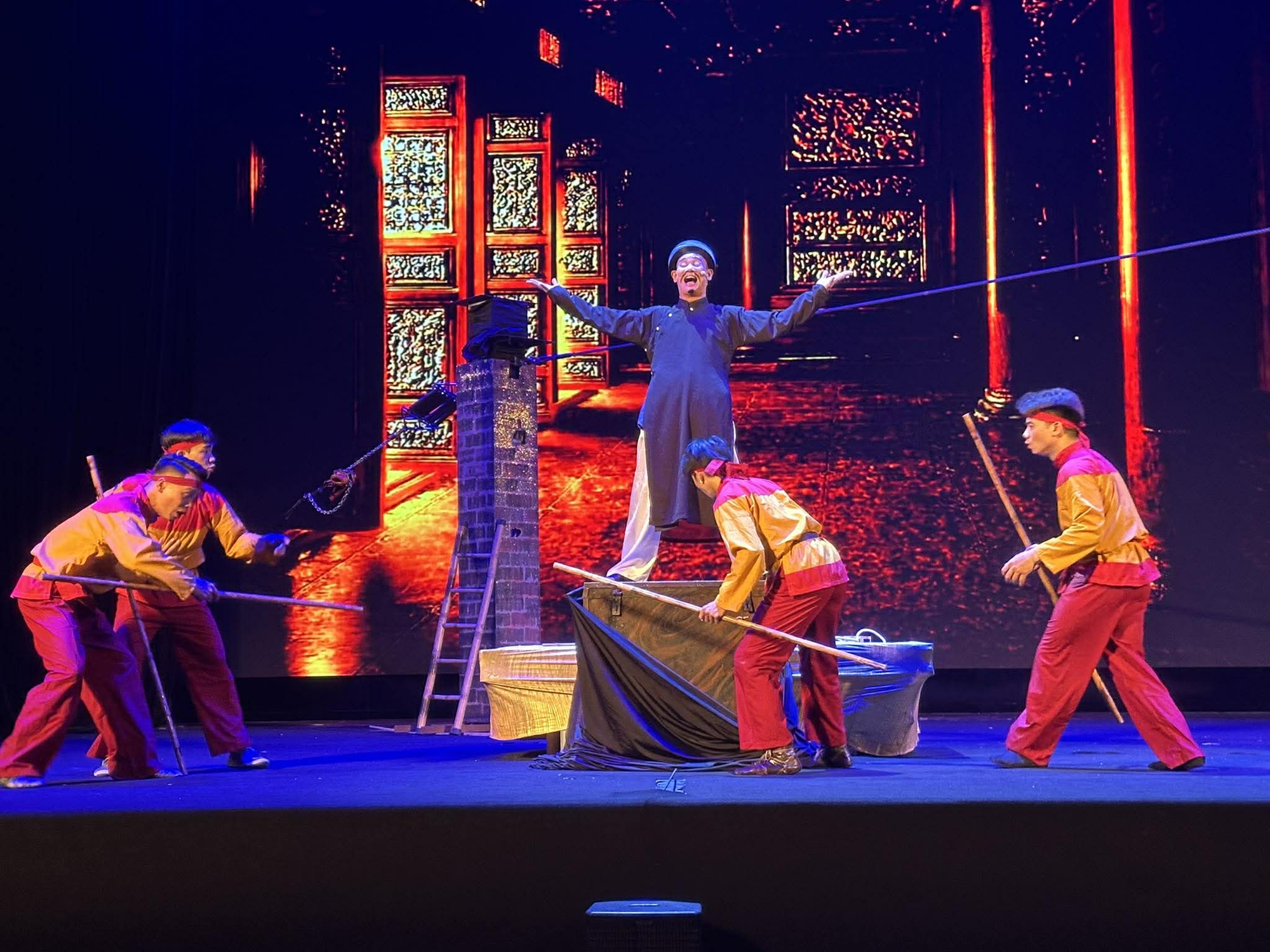"Nghêu Sò Ốc Hến" được kể bằng nghệ thuật xiếc, tạo tiếng cười trong không gian thử nghiệm - Ảnh 1.