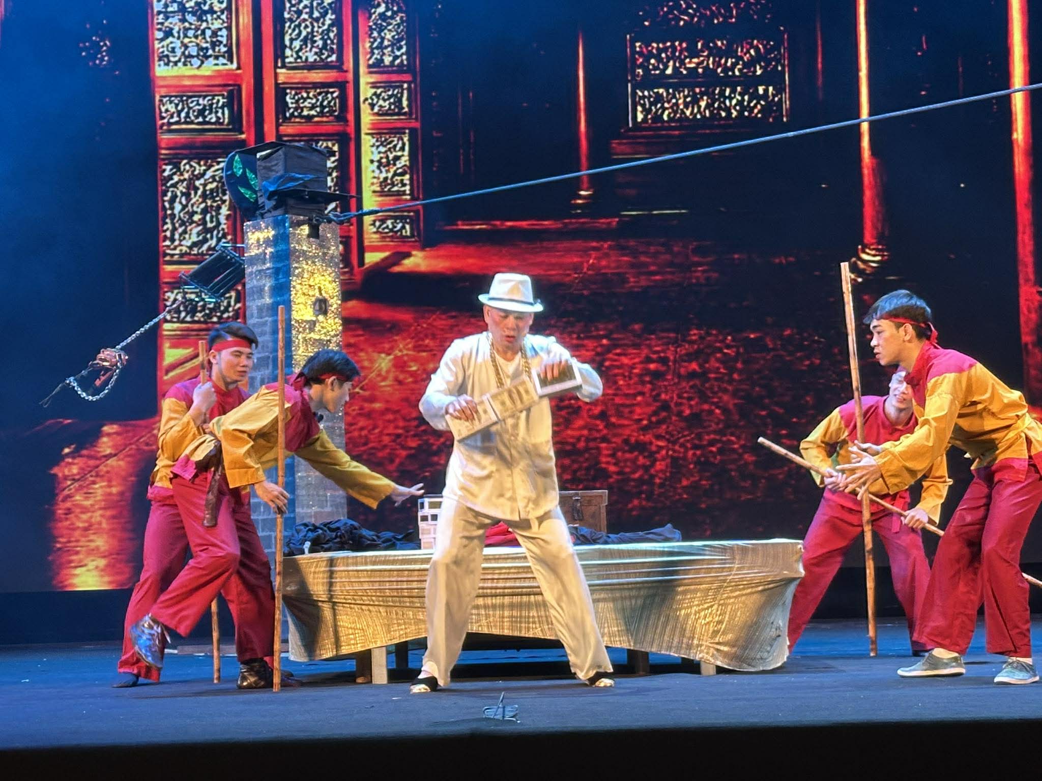 "Nghêu Sò Ốc Hến" được kể bằng nghệ thuật xiếc, tạo tiếng cười trong không gian thử nghiệm - Ảnh 4.