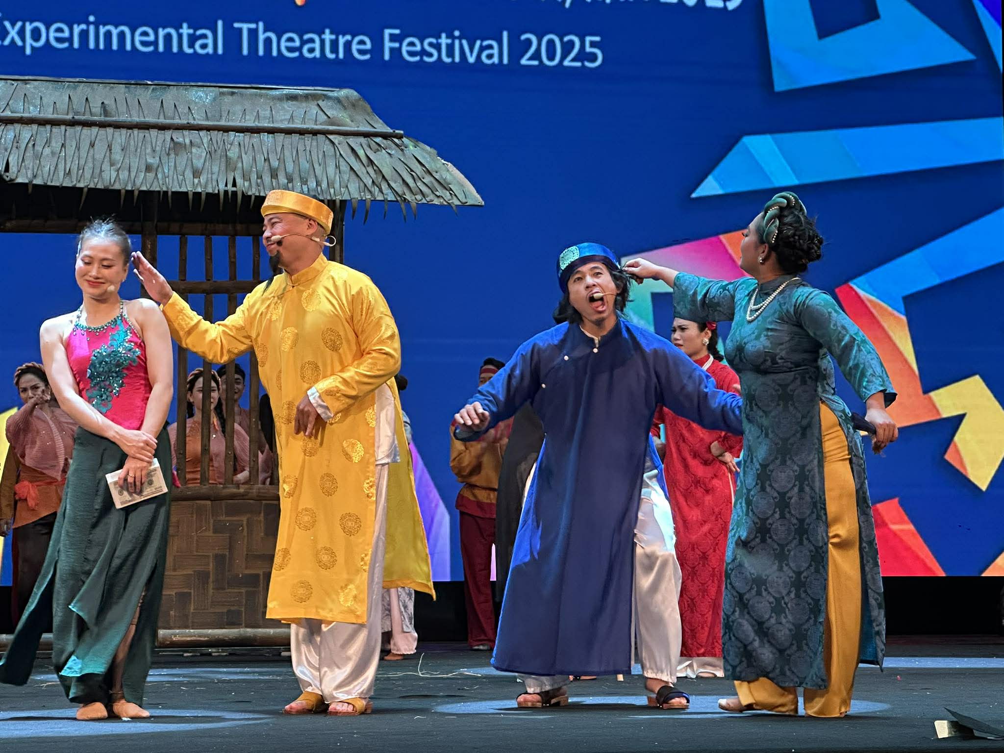 "Nghêu Sò Ốc Hến" được kể bằng nghệ thuật xiếc, tạo tiếng cười trong không gian thử nghiệm - Ảnh 5.