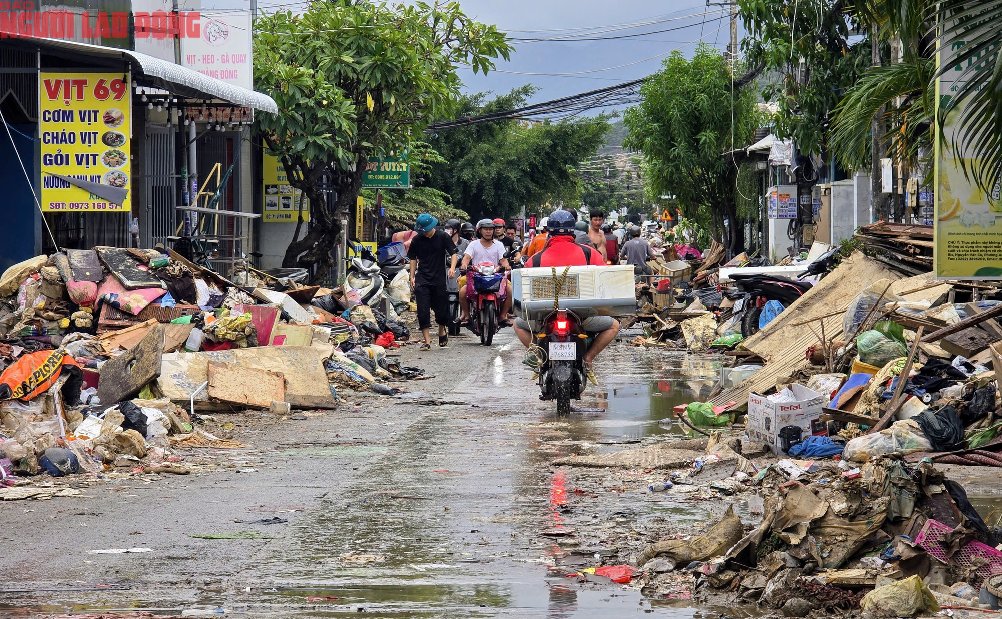 Nhiều tuyến đường Nha Trang còn "ngập" trong rác - Ảnh 1.