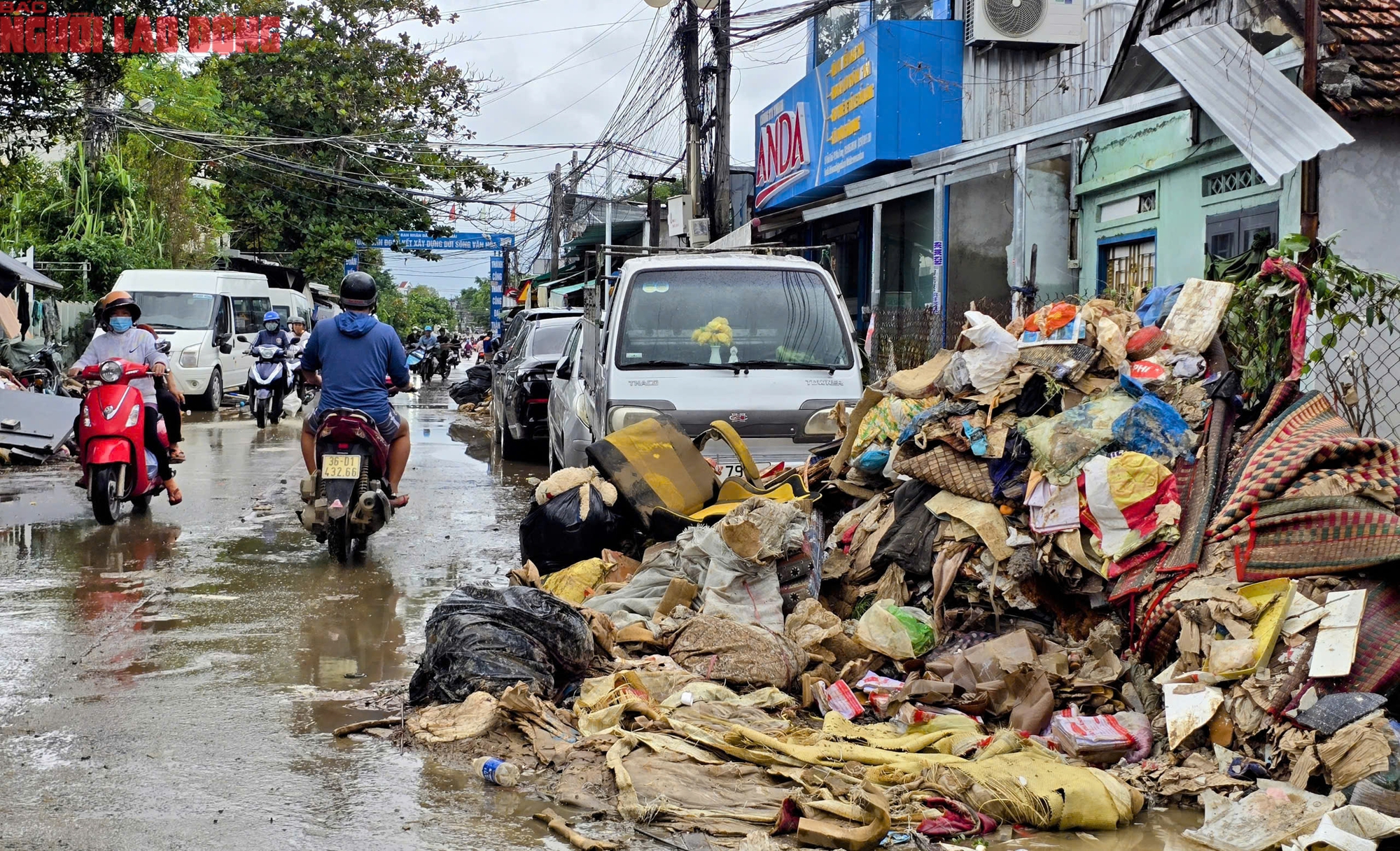 Nhiều tuyến đường Nha Trang còn "ngập" trong rác - Ảnh 2.