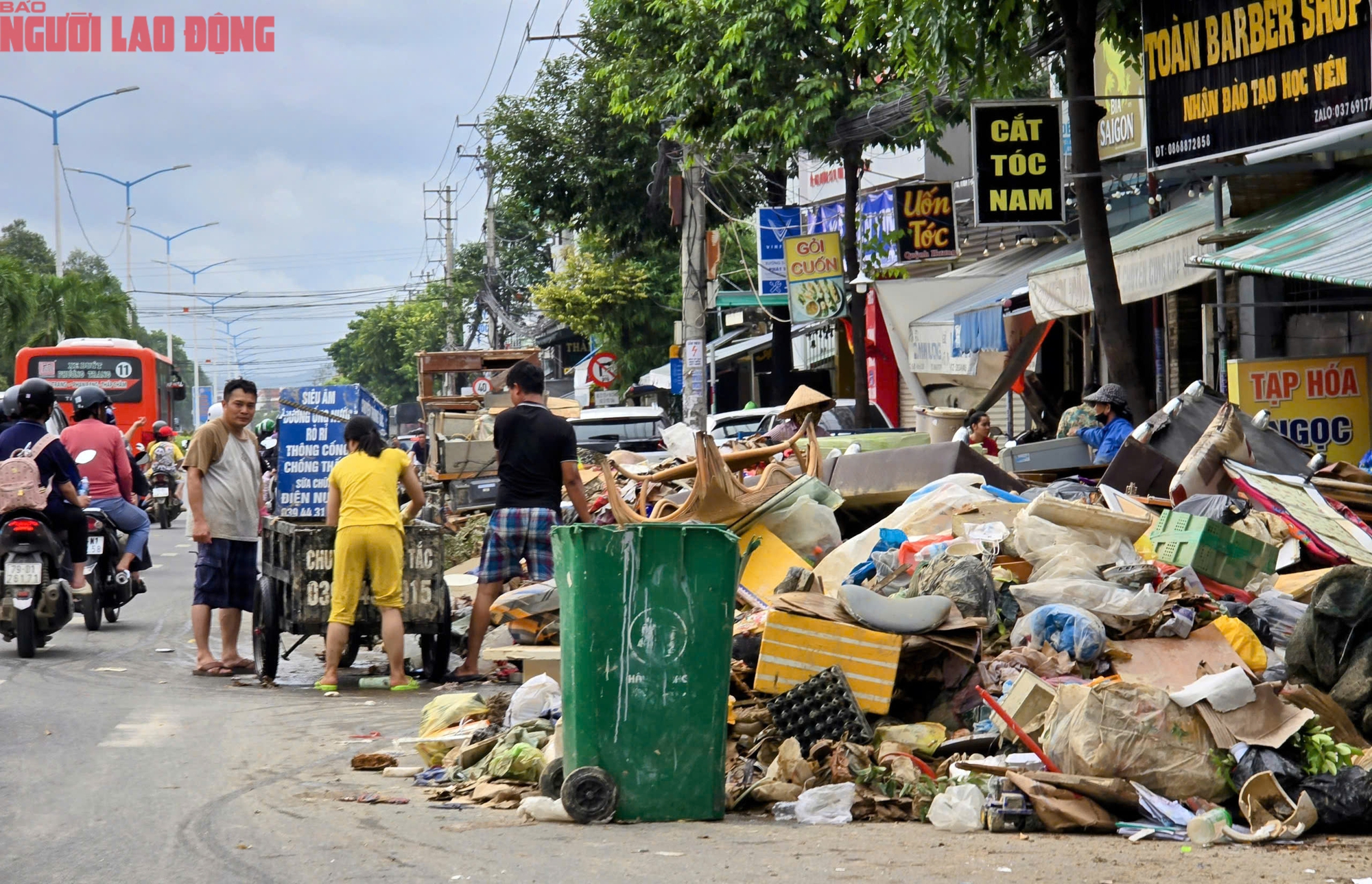 Nhiều tuyến đường Nha Trang còn "ngập" trong rác - Ảnh 3.