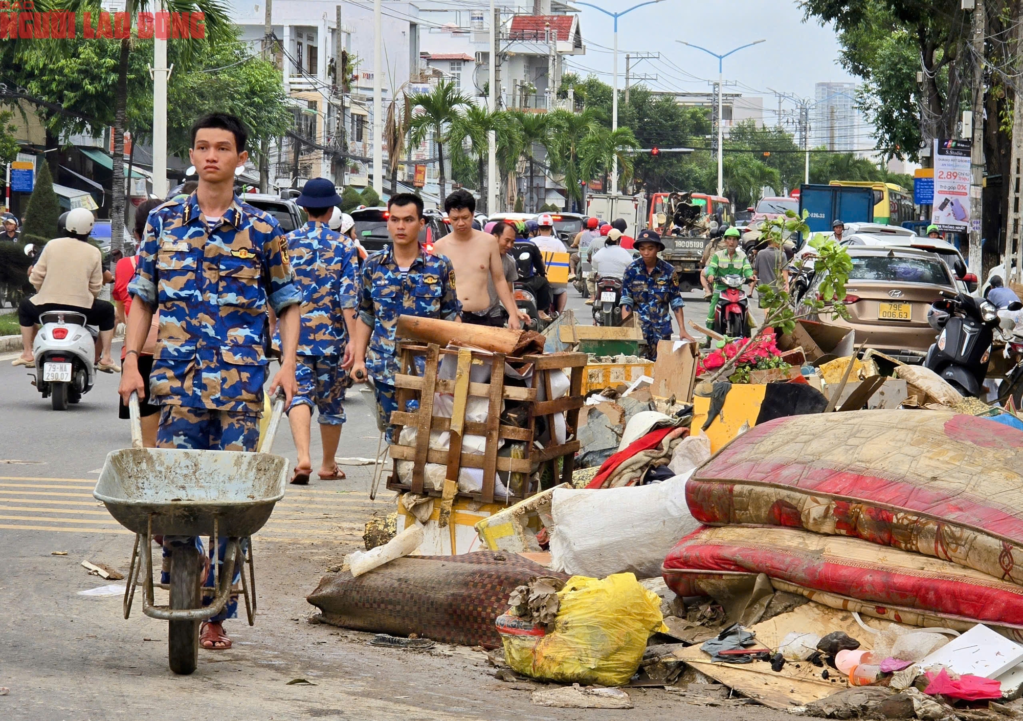 Nhiều tuyến đường Nha Trang còn "ngập" trong rác - Ảnh 14.