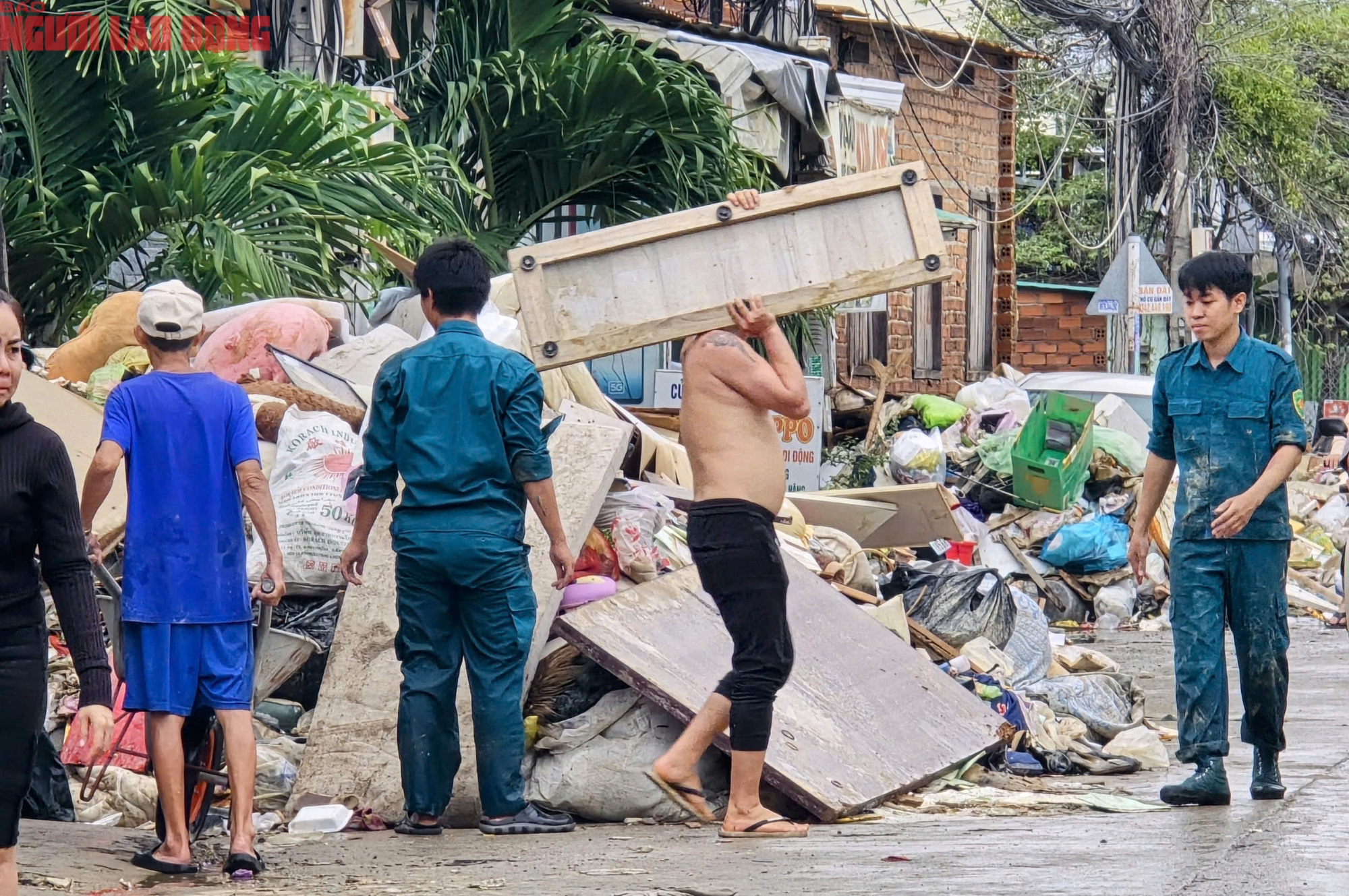 Nhiều tuyến đường Nha Trang còn "ngập" trong rác - Ảnh 15.