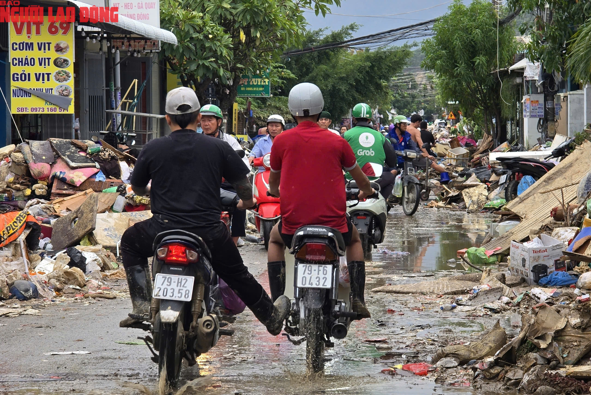 Nhiều tuyến đường Nha Trang còn "ngập" trong rác - Ảnh 9.