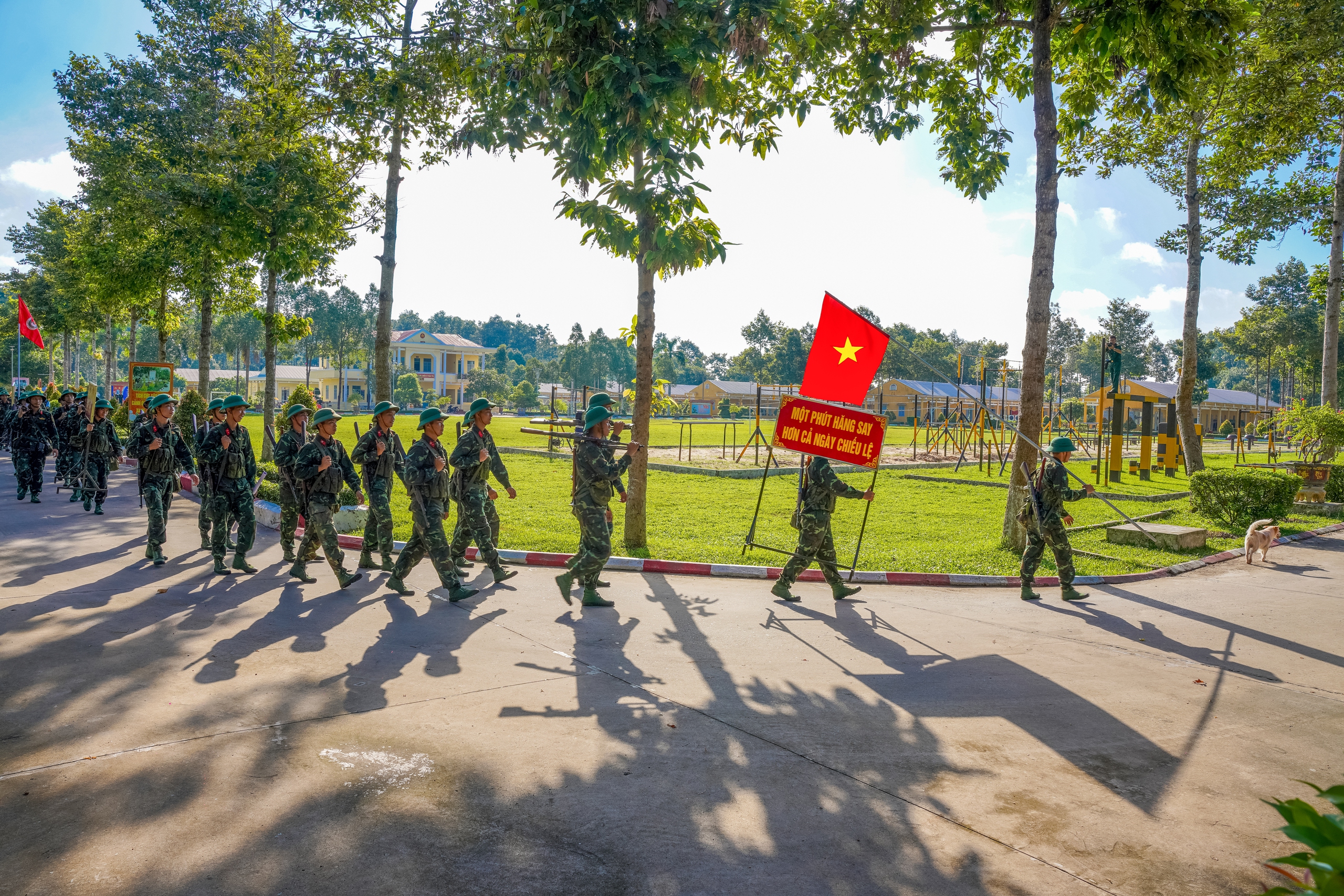 Ảnh đẹp trong tuần: Triệu trái tim dưới màu cờ đỏ thắm - Ảnh 3.