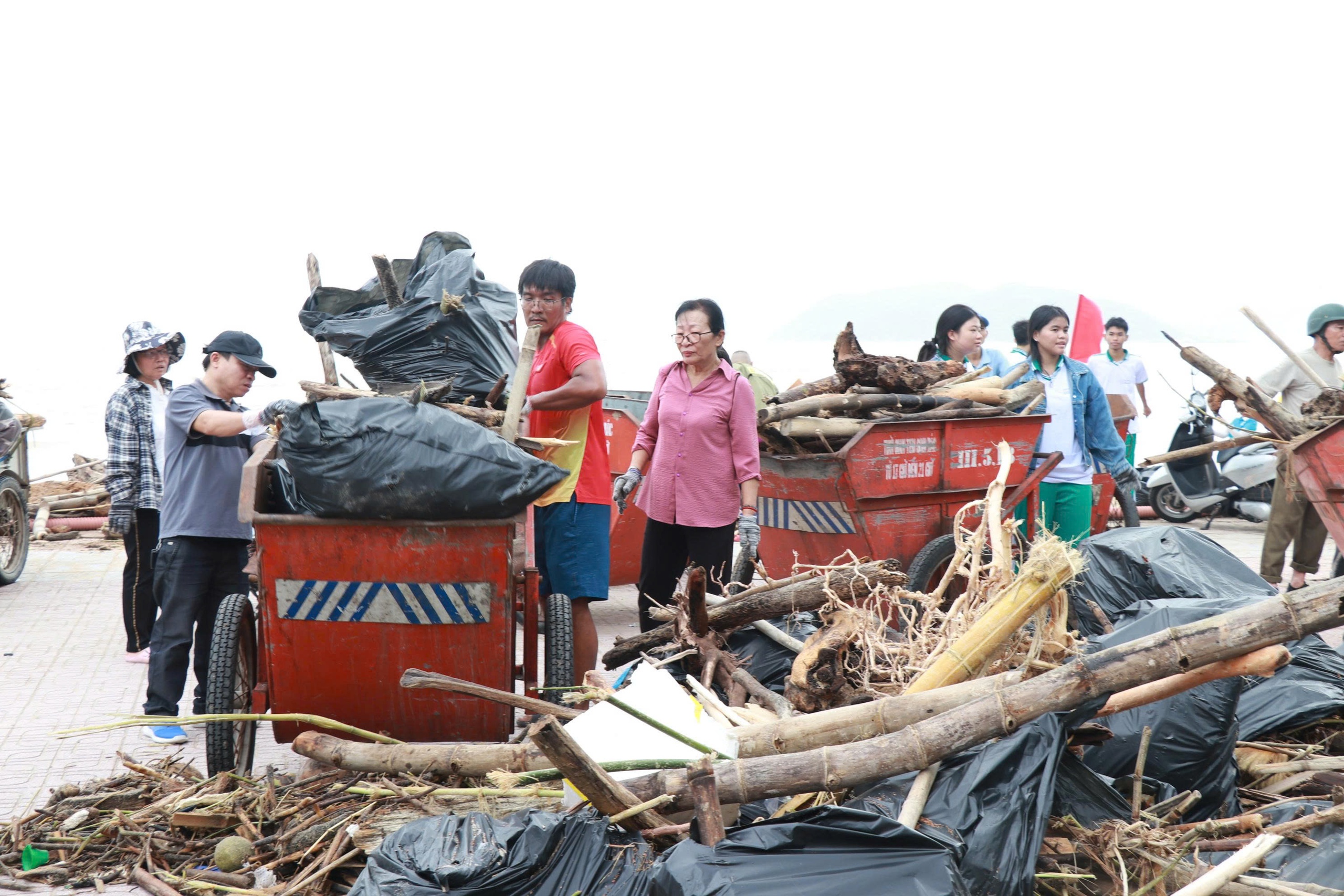 Thành phố Hồ Chí Minh hỗ trợ Khánh Hòa khắc phục thiệt hại mưa lũ - Ảnh 1.