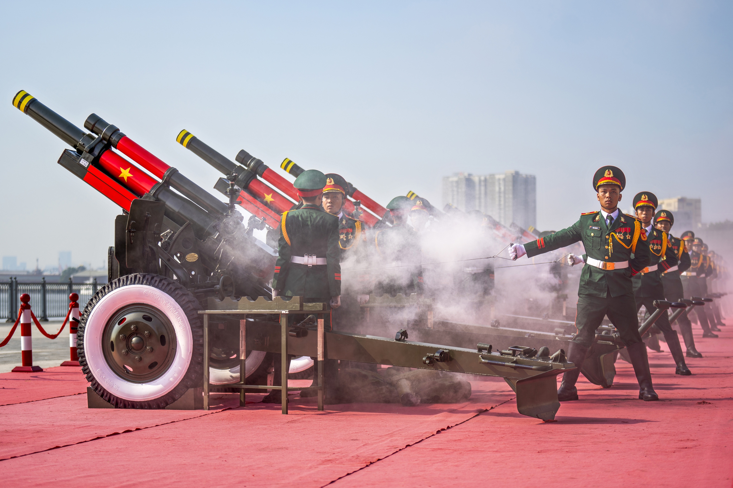 Ảnh đẹp trong tuần: Triệu trái tim dưới màu cờ đỏ thắm - Ảnh 4.