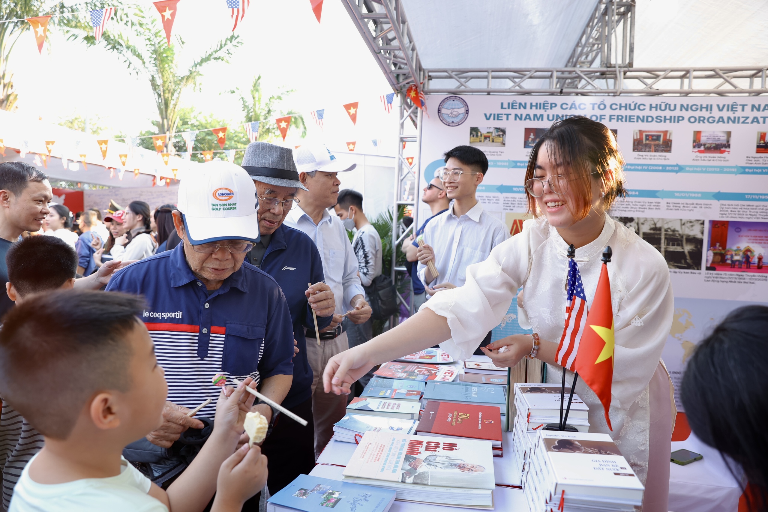 Tưng bừng giao lưu hữu nghị Việt Nam - Mỹ - Ảnh 7.