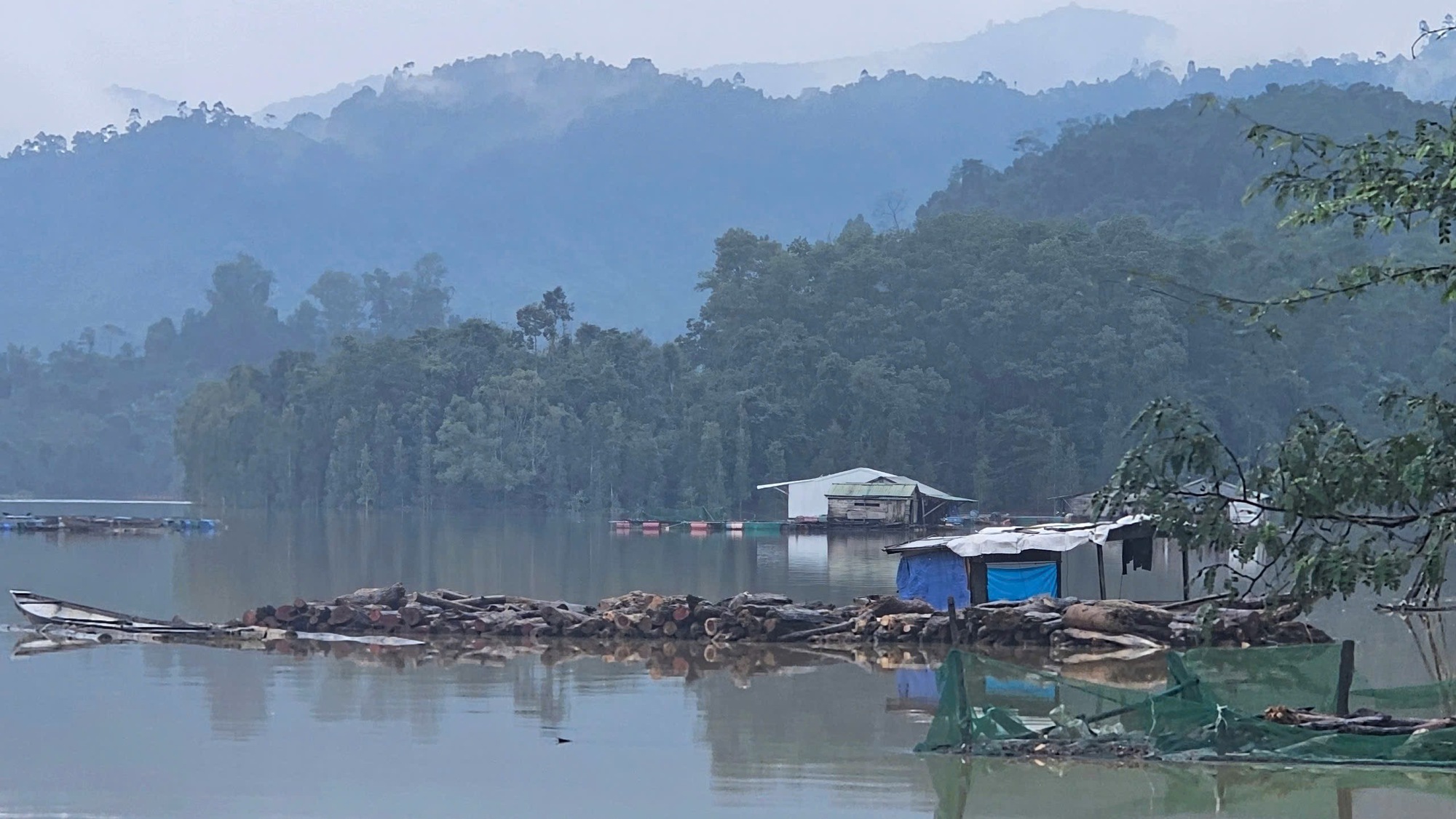 Sau lũ, hồ thủy điện trên sông Hương nhận "món quà" không mong muốn - Ảnh 5.