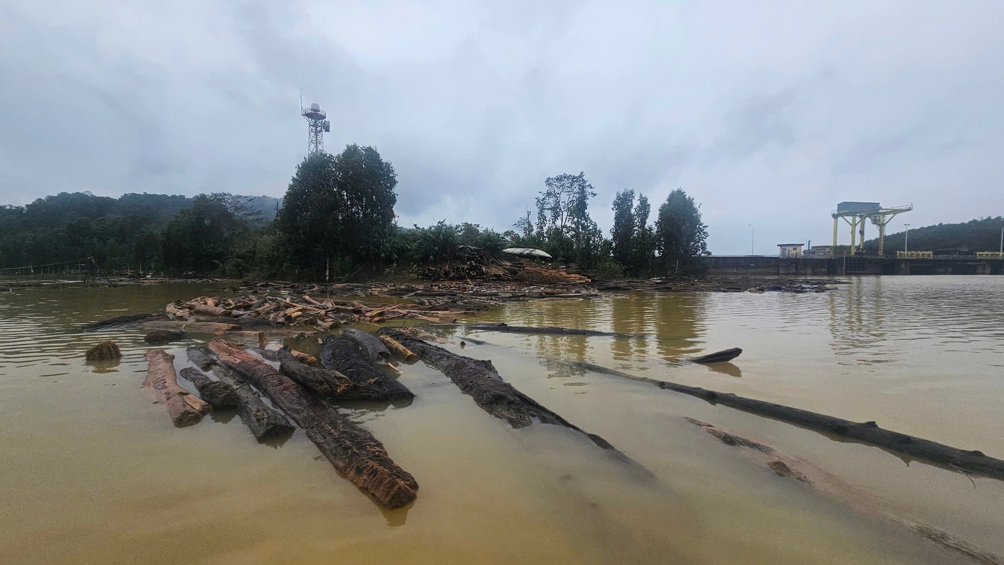 Sau lũ, hồ thủy điện trên sông Hương nhận "món quà" không mong muốn - Ảnh 3.