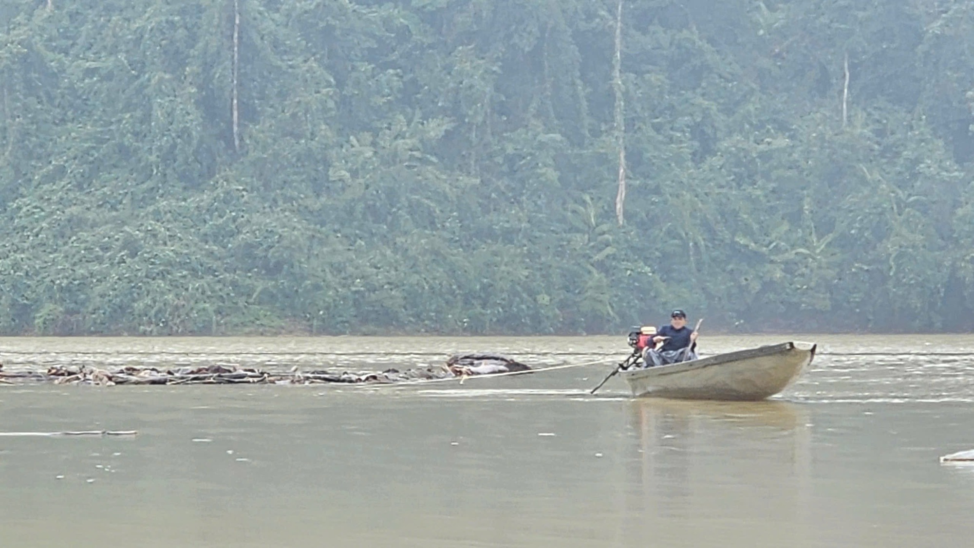Sau lũ, hồ thủy điện trên sông Hương nhận "món quà" không mong muốn - Ảnh 4.