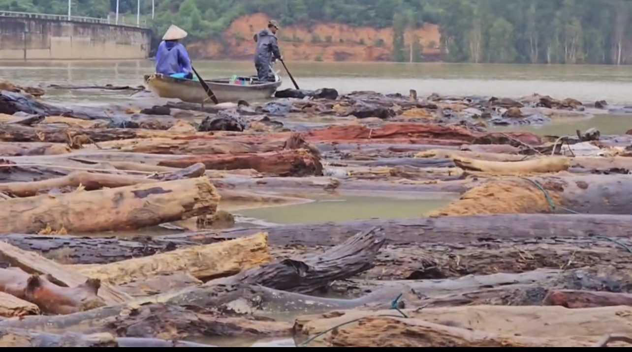 Sau lũ, hồ thủy điện trên sông Hương nhận "món quà" không mong muốn - Ảnh 1.
