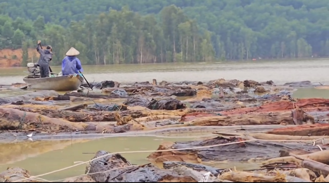 Sau lũ, hồ thủy điện trên sông Hương nhận "món quà" không mong muốn - Ảnh 2.