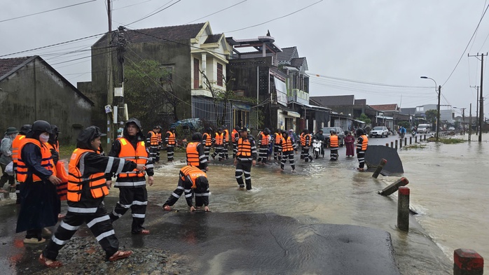 Thiệt hại kinh tế do mưa lũ ở Nam Trung Bộ tăng lên hơn 13.000 tỉ đồng - Ảnh 1.