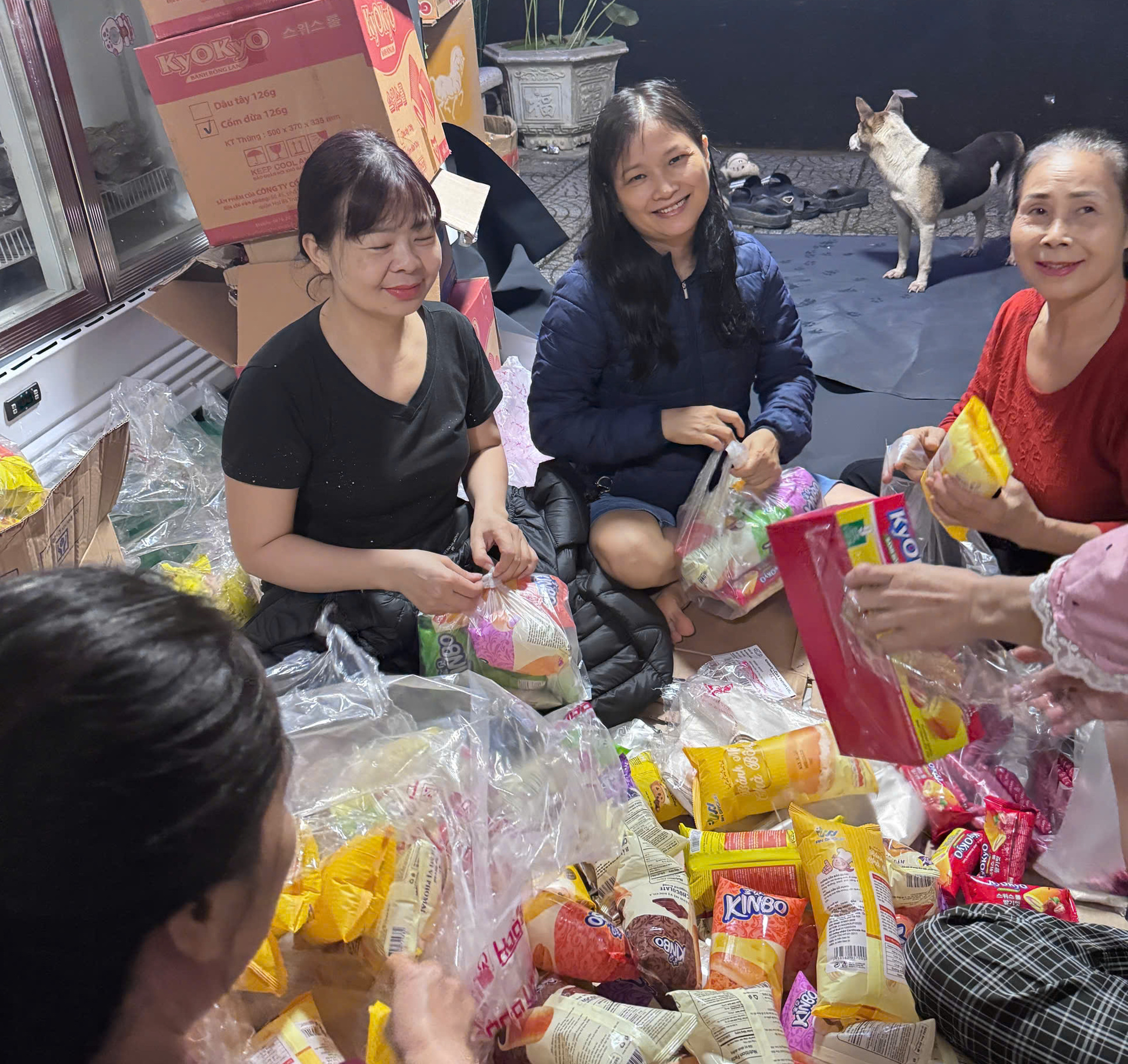 Đà Nẵng chung tay cứu trợ đồng bào vùng lũ Đắk Lắk đầy Xúc động - Ảnh 6. Đà Nẵng chung tay cứu trợ đồng bào vùng lũ Đắk Lắk đầy Xúc động - Ảnh 6.