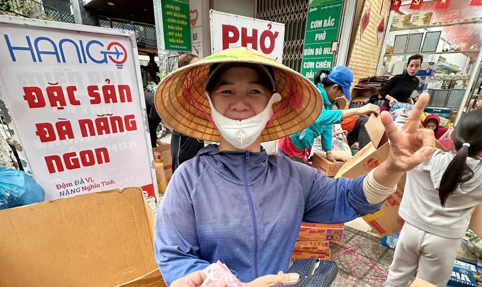 Đà Nẵng chung tay cứu trợ đồng bào vùng lũ Đắk Lắk đầy Xúc động - Ảnh 1. Đà Nẵng chung tay cứu trợ đồng bào vùng lũ Đắk Lắk đầy Xúc động - Ảnh 1.